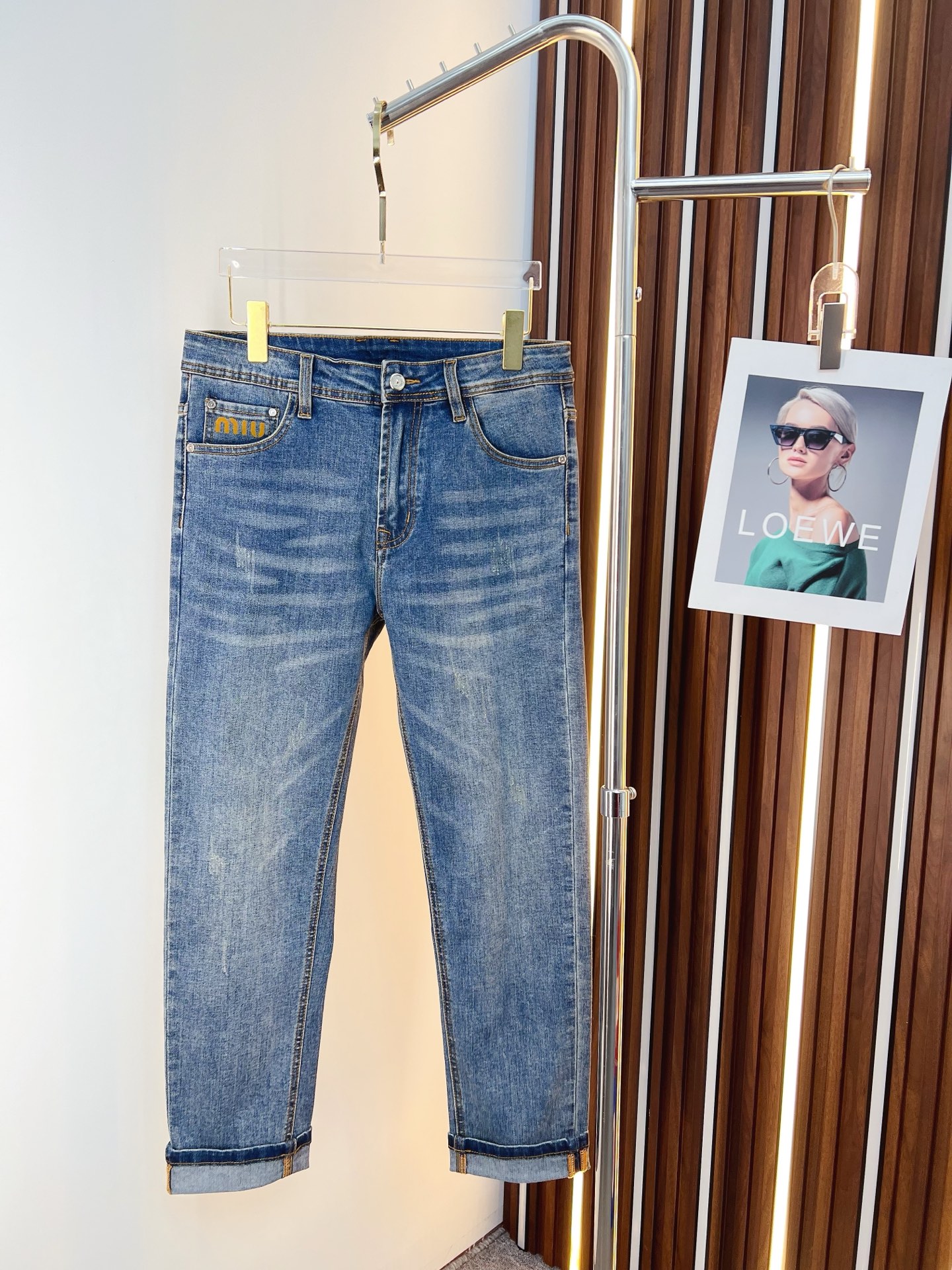 NO:597312,miu miu men's denim jeans, official album and poster style!  High-grade imported denim raw color fabrics are supplied to customers, and the pure 13oz denim fabrics from Okayama, Japan are specially selected. Heavy-duty environmentally friendly plant enzyme washing process is used. The texture has a light retro color, which is quite beautiful and is very suitable for autumn and winter color matching. The fabric is soft and delicate after washing, but has strong bones and a slight stretch, providing an excellent comfortable experience. There is no damage from any technological elements throughout the body, retaining the purest tannin color!  The details throughout the body are perfect, exquisite and sophisticated. The latest leather label on the waist highlights the brand's characteristics. The hardware accessories, leather label and wiring all reflect the craftsmanship!  The silhouette is perfectly tailored and has excellent butt lift and slimming effect. It can be easily matched with any top in the wardrobe. It has wide compatibility and is suitable for various daily wear. The upper body is full of style. It is a must-have trousers for those who are obsessed with quality control and 1V!  Size 29-38 (not 35.37),,miumiu,jeans,alexander wang19860909miu miu 男士丹宁牛仔裤,官宣画册海报穿搭款！ 客供高级进口的丹宁原色面料,特选日本冈山纯正13oz 盎司牛仔布料,重磅环保植物酵素水洗工艺,肌理有着淡淡的复古色彩,相当漂亮,极符合秋冬的配色,面料经过水洗后柔软细腻,但筋骨感极强,且略带弹力,提供了绝佳的舒适体验,通身无任何工艺元素破坏,保留了最纯粹的丹宁本色！通身细节完美如斯,精湛且考究,最新的腰部皮标彰显了品牌特质,五金配件、皮标、走线无不体现出匠心工艺！版型剪裁完美,提臀修身效果绝佳,可轻松横扫衣橱任何的上装搭配,兼容性广泛,满足于日常各种穿搭,上身型款十足,于品质控及1V迷控者必入型裤装！ 尺码29—38（没35.37）,,miumiu,jeans,alexander wang,Men's clothing