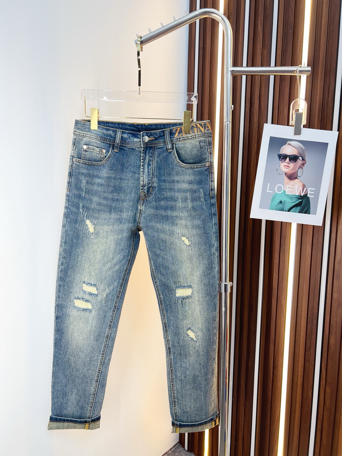 NO:597315,Ermenegildo Zegna men's denim jeans, official album and poster wear style!  High-grade imported denim raw color fabrics are supplied to customers, and the pure 13oz denim fabrics from Okayama, Japan are specially selected. Heavy-duty environmentally friendly plant enzyme washing process is used. The texture has a light retro color, which is quite beautiful and is very suitable for autumn and winter color matching. The fabric is soft and delicate after washing, but has strong bones and a slight stretch, providing an excellent comfortable experience. There is no damage from any technological elements throughout the body, retaining the purest tannin color!  The details throughout the body are perfect, exquisite and sophisticated. The latest leather label on the waist highlights the brand's characteristics. The hardware accessories, leather label and wiring all reflect the craftsmanship!  The silhouette is perfectly tailored and has excellent butt lift and slimming effect. It can be easily matched with any top in the wardrobe. It has wide compatibility and is suitable for various daily wear. The upper body is full of style. It is a must-have trousers for those who are obsessed with quality control and 1V!  Size 29-38 (not 35.37),,zegna,jeans,alexander wang19860909杰尼亚 男士丹宁牛仔裤,官宣画册海报穿搭款！ 客供高级进口的丹宁原色面料,特选日本冈山纯正13oz 盎司牛仔布料,重磅环保植物酵素水洗工艺,肌理有着淡淡的复古色彩,相当漂亮,极符合秋冬的配色,面料经过水洗后柔软细腻,但筋骨感极强,且略带弹力,提供了绝佳的舒适体验,通身无任何工艺元素破坏,保留了最纯粹的丹宁本色！通身细节完美如斯,精湛且考究,最新的腰部皮标彰显了品牌特质,五金配件、皮标、走线无不体现出匠心工艺！版型剪裁完美,提臀修身效果绝佳,可轻松横扫衣橱任何的上装搭配,兼容性广泛,满足于日常各种穿搭,上身型款十足,于品质控及1V迷控者必入型裤装！ 尺码29—38（没35.37）,,zegna,jeans,alexander wang,Men's clothing