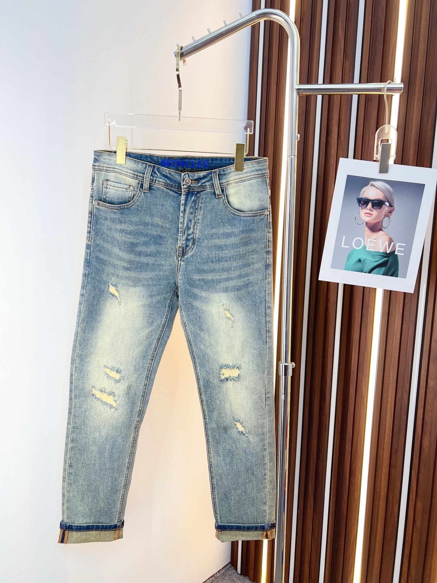 NO:597318,Men's denim jeans, official album and poster outfit!  High-grade imported denim raw color fabrics are supplied to customers, and the pure 13oz denim fabrics from Okayama, Japan are specially selected. Heavy-duty environmentally friendly plant enzyme washing process is used. The texture has a light retro color, which is quite beautiful and is very suitable for autumn and winter color matching. The fabric is soft and delicate after washing, but has strong bones and a slight stretch, providing an excellent comfortable experience. There is no damage from any technological elements throughout the body, retaining the purest tannin color!  The details throughout the body are perfect, exquisite and sophisticated. The latest leather label on the waist highlights the brand's characteristics. The hardware accessories, leather label and wiring all reflect the craftsmanship!  The silhouette is perfectly tailored and has excellent butt lift and slimming effect. It can be easily matched with any top in the wardrobe. It has wide compatibility and is suitable for various daily wear. The upper body is full of style. It is a must-have trousers for those who are obsessed with quality control and 1V!  Size 29-38 (not 35.37),,Moncler,jeans,alexander wang19860909蒙口 男士丹宁牛仔裤,官宣画册海报穿搭款！ 客供高级进口的丹宁原色面料,特选日本冈山纯正13oz 盎司牛仔布料,重磅环保植物酵素水洗工艺,肌理有着淡淡的复古色彩,相当漂亮,极符合秋冬的配色,面料经过水洗后柔软细腻,但筋骨感极强,且略带弹力,提供了绝佳的舒适体验,通身无任何工艺元素破坏,保留了最纯粹的丹宁本色！通身细节完美如斯,精湛且考究,最新的腰部皮标彰显了品牌特质,五金配件、皮标、走线无不体现出匠心工艺！版型剪裁完美,提臀修身效果绝佳,可轻松横扫衣橱任何的上装搭配,兼容性广泛,满足于日常各种穿搭,上身型款十足,于品质控及1V迷控者必入型裤装！ 尺码29—38（没35.37）,,Moncler,jeans,alexander wang,Men's clothing