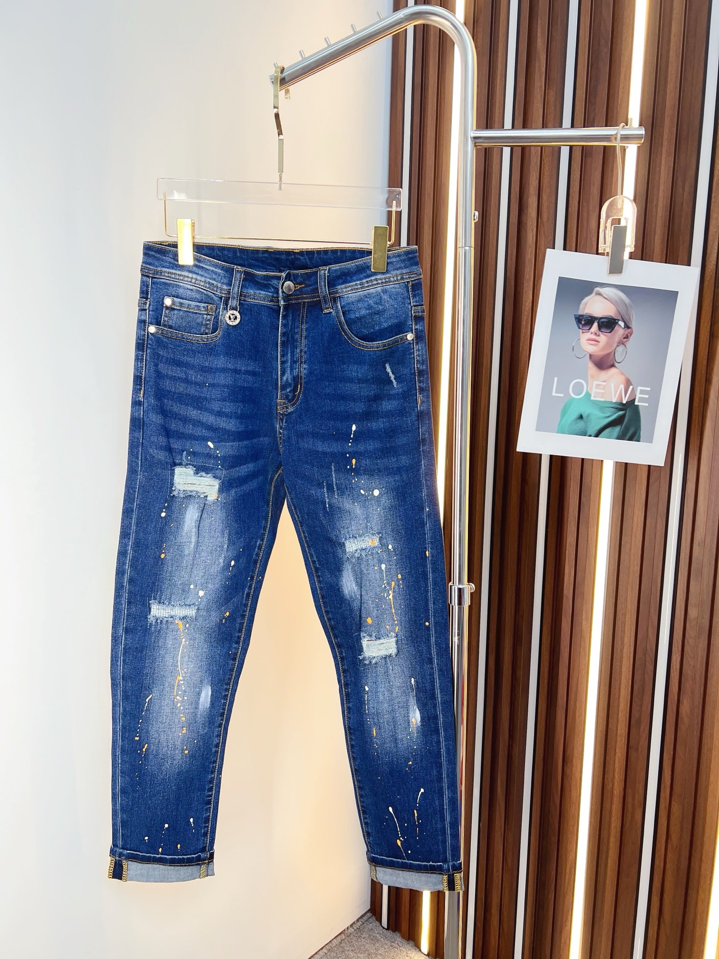NO:653077,LV men's denim jeans, official album and poster outfit style!  High-grade imported denim raw color fabrics are supplied to customers, and the pure 13oz denim fabrics from Okayama, Japan are specially selected. Heavy-duty environmentally friendly plant enzyme washing process is used. The texture has a light retro color, which is quite beautiful and is very suitable for autumn and winter color matching. The fabric is soft and delicate after washing, but has strong bones and a slight stretch, providing an excellent comfortable experience. There is no damage from any technological elements throughout the body, retaining the purest tannin color!  The details throughout the body are perfect, exquisite and sophisticated. The latest leather label on the waist highlights the brand's characteristics. The hardware accessories, leather label and wiring all reflect the craftsmanship!  The silhouette is perfectly tailored and has excellent butt lift and slimming effect. It can be easily matched with any top in the wardrobe. It has wide compatibility and is suitable for various daily wear. The upper body is full of style. It is a must-have trousers for those who are obsessed with quality control and 1V!  Size 29-38 (not 35.37),,louis vuitton,jeans,alexander wang19860909LV 男士丹宁牛仔裤,官宣画册海报穿搭款！ 客供高级进口的丹宁原色面料,特选日本冈山纯正13oz 盎司牛仔布料,重磅环保植物酵素水洗工艺,肌理有着淡淡的复古色彩,相当漂亮,极符合秋冬的配色,面料经过水洗后柔软细腻,但筋骨感极强,且略带弹力,提供了绝佳的舒适体验,通身无任何工艺元素破坏,保留了最纯粹的丹宁本色！通身细节完美如斯,精湛且考究,最新的腰部皮标彰显了品牌特质,五金配件、皮标、走线无不体现出匠心工艺！版型剪裁完美,提臀修身效果绝佳,可轻松横扫衣橱任何的上装搭配,兼容性广泛,满足于日常各种穿搭,上身型款十足,于品质控及1V迷控者必入型裤装！ 尺码29—38（没35.37）,,louis vuitton,jeans,alexander wang,Men's clothing