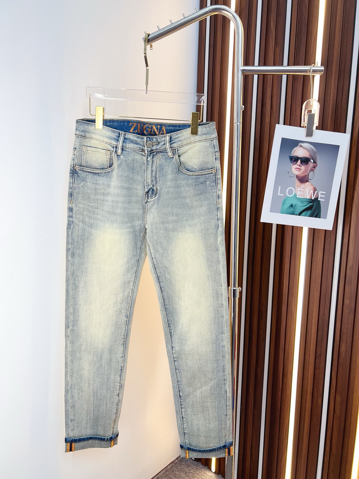 NO:736653,Ermenegildo Zegna men's denim jeans, official album and poster wear style!  High-grade imported denim raw color fabrics are supplied to customers, and the pure 13oz denim fabrics from Okayama, Japan are specially selected. Heavy-duty environmentally friendly plant enzyme washing process is used. The texture has a light retro color, which is quite beautiful and is very suitable for autumn and winter color matching. The fabric is soft and delicate after washing, but has strong bones and a slight stretch, providing an excellent comfortable experience. There is no damage from any technological elements throughout the body, retaining the purest tannin color!  The details throughout the body are perfect, exquisite and sophisticated. The latest leather label on the waist highlights the brand's characteristics. The hardware accessories, leather label and wiring all reflect the craftsmanship!  The silhouette is perfectly tailored and has excellent butt lift and slimming effect. It can be easily matched with any top in the wardrobe. It has wide compatibility and is suitable for various daily wear. The upper body is full of style. It is a must-have trousers for those who are obsessed with quality control and 1V!  Sizes 29-38 (not 35.37),,zegna,jeans,19860909杰尼亚 男士丹宁牛仔裤,官宣画册海报穿搭款！ 客供高级进口的丹宁原色面料,特选日本冈山纯正13oz 盎司牛仔布料,重磅环保植物酵素水洗工艺,肌理有着淡淡的复古色彩,相当漂亮,极符合秋冬的配色,面料经过水洗后柔软细腻,但筋骨感极强,且略带弹力,提供了绝佳的舒适体验,通身无任何工艺元素破坏,保留了最纯粹的丹宁本色！通身细节完美如斯,精湛且考究,最新的腰部皮标彰显了品牌特质,五金配件、皮标、走线无不体现出匠心工艺！版型剪裁完美,提臀修身效果绝佳,可轻松横扫衣橱任何的上装搭配,兼容性广泛,满足于日常各种穿搭,上身型款十足,于品质控及1V迷控者必入型裤装！ 尺码29—38（没35.37）,,zegna,jeans,,Men's clothing