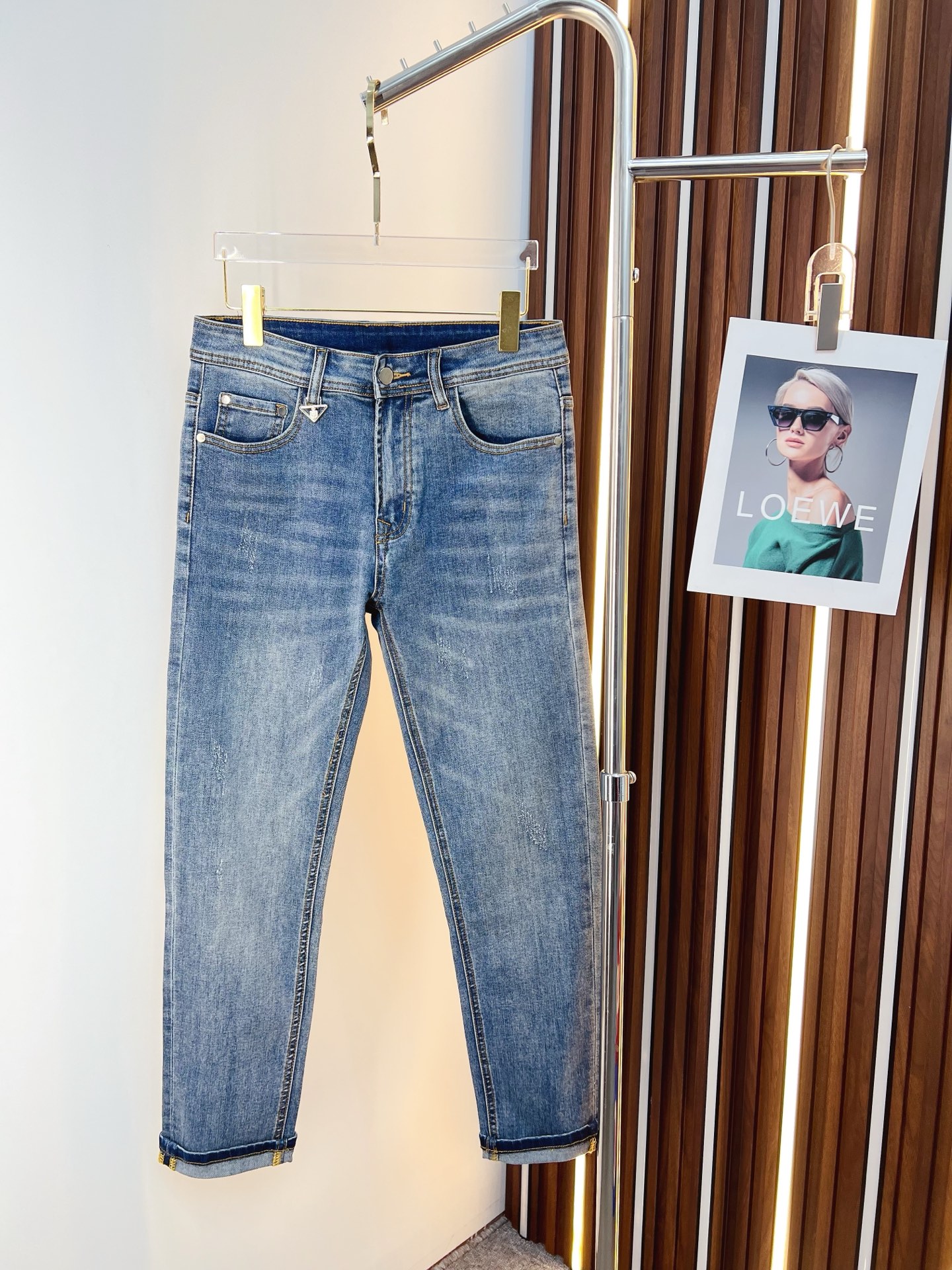 NO:597324,PRADA Men's denim jeans, official album and poster outfit!  High-grade imported denim raw color fabrics are supplied to customers, and the pure 13oz denim fabrics from Okayama, Japan are specially selected. Heavy-duty environmentally friendly plant enzyme washing process is used. The texture has a light retro color, which is quite beautiful and is very suitable for autumn and winter color matching. The fabric is soft and delicate after washing, but has strong bones and a slight stretch, providing an excellent comfortable experience. There is no damage from any technological elements throughout the body, retaining the purest tannin color!  The details throughout the body are perfect, exquisite and sophisticated. The latest leather label on the waist highlights the brand's characteristics. The hardware accessories, leather label and wiring all reflect the craftsmanship!  The silhouette is perfectly tailored and has excellent butt lift and slimming effect. It can be easily matched with any top in the wardrobe. It has wide compatibility and is suitable for various daily wear. The upper body is full of style. It is a must-have trousers for those who are obsessed with quality control and 1V!  Size 29-38 (not 35.37), prada, prada, jeans, alexander wang19860909PRADA 普拉达 男士丹宁牛仔裤,官宣画册海报穿搭款！ 客供高级进口的丹宁原色面料,特选日本冈山纯正13oz 盎司牛仔布料,重磅环保植物酵素水洗工艺,肌理有着淡淡的复古色彩,相当漂亮,极符合秋冬的配色,面料经过水洗后柔软细腻,但筋骨感极强,且略带弹力,提供了绝佳的舒适体验,通身无任何工艺元素破坏,保留了最纯粹的丹宁本色！通身细节完美如斯,精湛且考究,最新的腰部皮标彰显了品牌特质,五金配件、皮标、走线无不体现出匠心工艺！版型剪裁完美,提臀修身效果绝佳,可轻松横扫衣橱任何的上装搭配,兼容性广泛,满足于日常各种穿搭,上身型款十足,于品质控及1V迷控者必入型裤装！ 尺码29—38（没35.37）,,prada,prada,jeans,alexander wang,Men's clothing