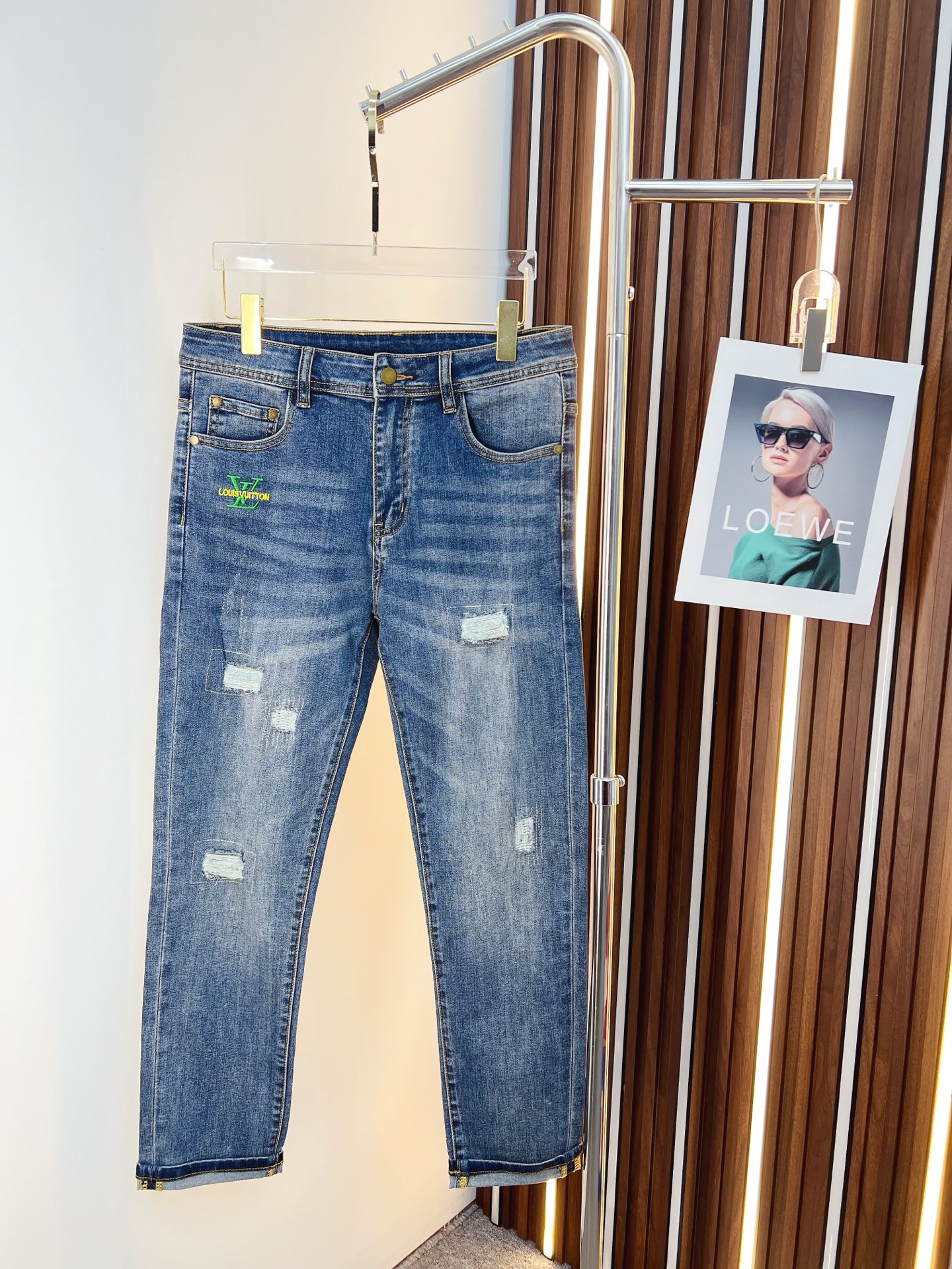 NO:644613,LV men's denim jeans, official album and poster outfit style!  High-grade imported denim raw color fabrics are supplied to customers, and the pure 13oz denim fabrics from Okayama, Japan are specially selected. Heavy-duty environmentally friendly plant enzyme washing process is used. The texture has a light retro color, which is quite beautiful and is very suitable for autumn and winter color matching. The fabric is soft and delicate after washing, but has strong bones and a slight stretch, providing an excellent comfortable experience. There is no damage from any technological elements throughout the body, retaining the purest tannin color!  The details throughout the body are perfect, exquisite and sophisticated. The latest leather label on the waist highlights the brand's characteristics. The hardware accessories, leather label and wiring all reflect the craftsmanship!  The silhouette is perfectly tailored and has excellent butt lift and slimming effect. It can be easily matched with any top in the wardrobe. It has wide compatibility and is suitable for various daily wear. The upper body is full of style. It is a must-have trousers for those who are obsessed with quality control and 1V!  Size 29-38 (not 35.37),,louis vuitton,jeans,alexander wang19860909LV 男士丹宁牛仔裤,官宣画册海报穿搭款！ 客供高级进口的丹宁原色面料,特选日本冈山纯正13oz 盎司牛仔布料,重磅环保植物酵素水洗工艺,肌理有着淡淡的复古色彩,相当漂亮,极符合秋冬的配色,面料经过水洗后柔软细腻,但筋骨感极强,且略带弹力,提供了绝佳的舒适体验,通身无任何工艺元素破坏,保留了最纯粹的丹宁本色！通身细节完美如斯,精湛且考究,最新的腰部皮标彰显了品牌特质,五金配件、皮标、走线无不体现出匠心工艺！版型剪裁完美,提臀修身效果绝佳,可轻松横扫衣橱任何的上装搭配,兼容性广泛,满足于日常各种穿搭,上身型款十足,于品质控及1V迷控者必入型裤装！ 尺码29—38（没35.37）,,louis vuitton,jeans,alexander wang,Men's clothing