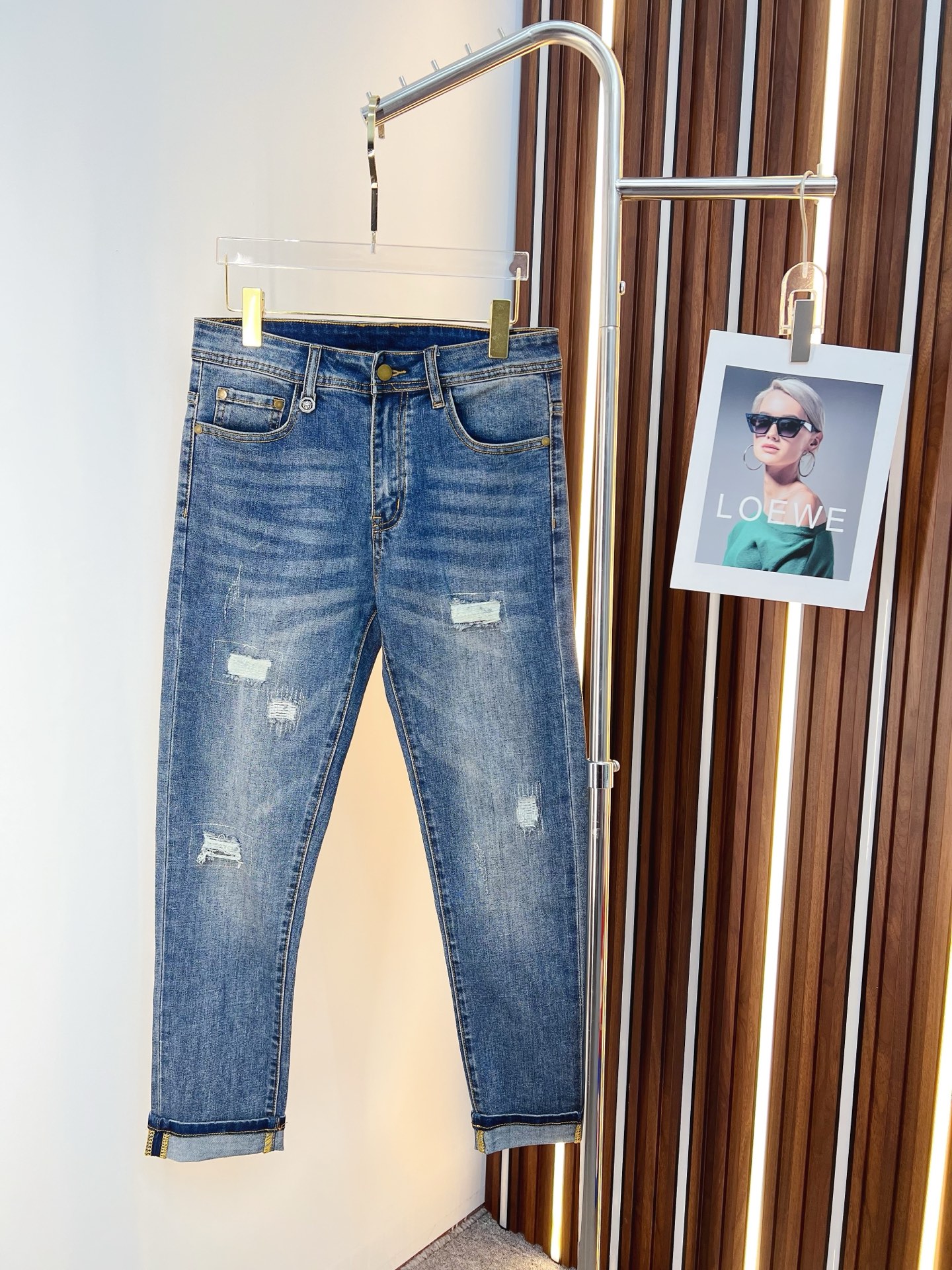 NO:761468,Versace men's denim jeans, official album and poster style!  High-grade imported denim raw color fabrics are supplied to customers, and the pure 13oz denim fabrics from Okayama, Japan are specially selected. Heavy-duty environmentally friendly plant enzyme washing process is used. The texture has a light retro color, which is quite beautiful and is very suitable for autumn and winter color matching. The fabric is soft and delicate after washing, but has strong bones and a slight stretch, providing an excellent comfortable experience. There is no damage from any technological elements throughout the body, retaining the purest tannin color!  The details throughout the body are perfect, exquisite and sophisticated. The latest leather label on the waist highlights the brand's characteristics. The hardware accessories, leather label and wiring all reflect the craftsmanship!  The silhouette is perfectly tailored and has excellent butt lift and slimming effect. It can be easily matched with any top in the wardrobe. It has wide compatibility and is suitable for various daily wear. The upper body is full of style. It is a must-have trousers for those who are obsessed with quality control and 1V!  Sizes 29-38 (not 35.37),,versace,jeans,19860909范思哲 男士丹宁牛仔裤,官宣画册海报穿搭款！ 客供高级进口的丹宁原色面料,特选日本冈山纯正13oz 盎司牛仔布料,重磅环保植物酵素水洗工艺,肌理有着淡淡的复古色彩,相当漂亮,极符合秋冬的配色,面料经过水洗后柔软细腻,但筋骨感极强,且略带弹力,提供了绝佳的舒适体验,通身无任何工艺元素破坏,保留了最纯粹的丹宁本色！通身细节完美如斯,精湛且考究,最新的腰部皮标彰显了品牌特质,五金配件、皮标、走线无不体现出匠心工艺！版型剪裁完美,提臀修身效果绝佳,可轻松横扫衣橱任何的上装搭配,兼容性广泛,满足于日常各种穿搭,上身型款十足,于品质控及1V迷控者必入型裤装！ 尺码29—38（没35.37）,,versace,jeans,,Men's clothing