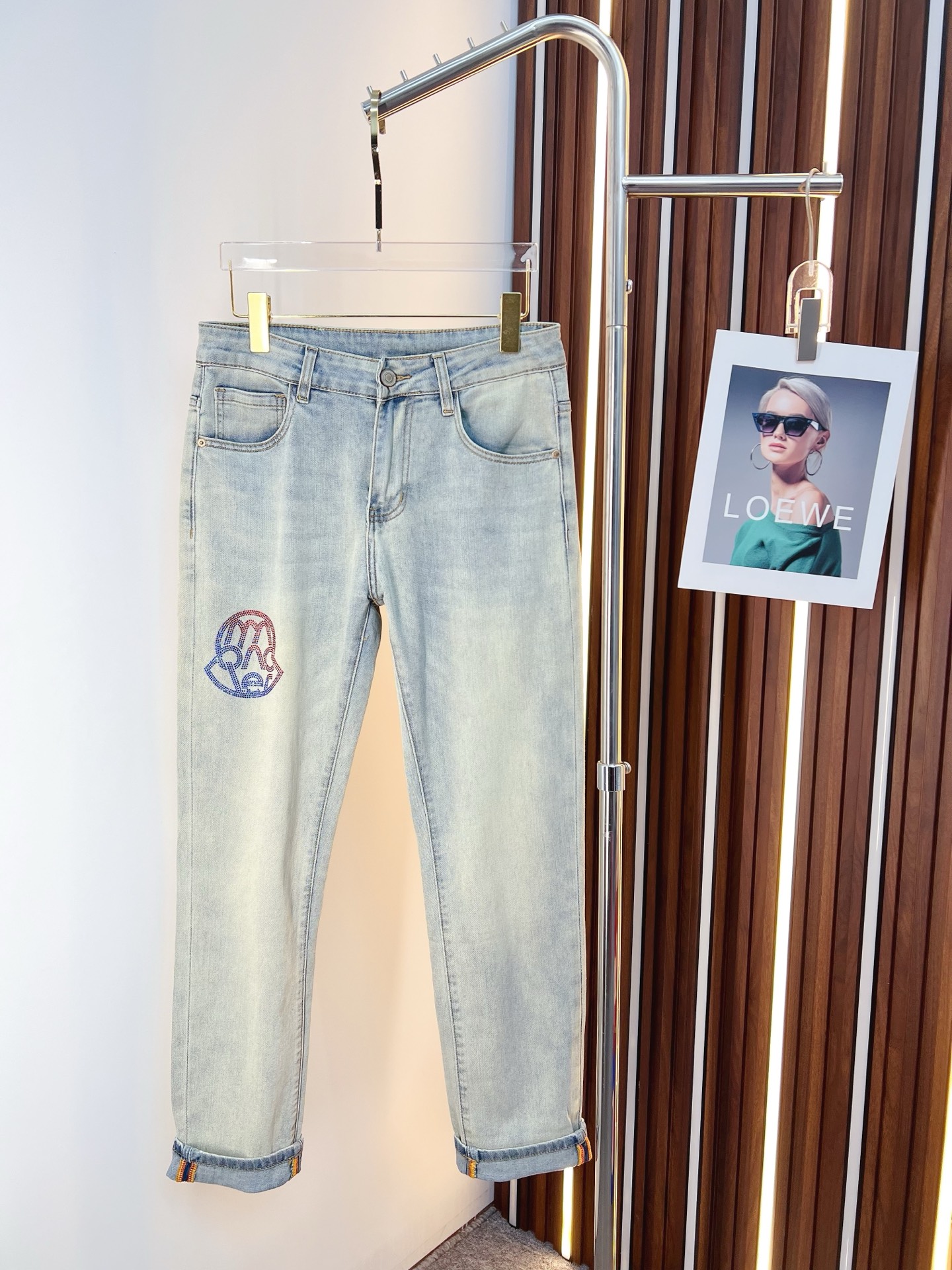 NO:761391,Men's denim jeans, official album and poster outfit!  High-grade imported denim raw color fabrics are supplied to customers, and the pure 13oz denim fabrics from Okayama, Japan are specially selected. Heavy-duty environmentally friendly plant enzyme washing process is used. The texture has a light retro color, which is quite beautiful and is very suitable for autumn and winter color matching. The fabric is soft and delicate after washing, but has strong bones and a slight stretch, providing an excellent comfortable experience. There is no damage from any technological elements throughout the body, retaining the purest tannin color!  The details throughout the body are perfect, exquisite and sophisticated. The latest leather label on the waist highlights the brand's characteristics. The hardware accessories, leather label and wiring all reflect the craftsmanship!  The silhouette is perfectly tailored and has excellent butt lift and slimming effect. It can be easily matched with any top in the wardrobe. It has wide compatibility and is suitable for various daily wear. The upper body is full of style. It is a must-have trousers for those who are obsessed with quality control and 1V!  Size 29-38 (not 35.37),,Moncler,jeans,19860909蒙口 男士丹宁牛仔裤,官宣画册海报穿搭款！ 客供高级进口的丹宁原色面料,特选日本冈山纯正13oz 盎司牛仔布料,重磅环保植物酵素水洗工艺,肌理有着淡淡的复古色彩,相当漂亮,极符合秋冬的配色,面料经过水洗后柔软细腻,但筋骨感极强,且略带弹力,提供了绝佳的舒适体验,通身无任何工艺元素破坏,保留了最纯粹的丹宁本色！通身细节完美如斯,精湛且考究,最新的腰部皮标彰显了品牌特质,五金配件、皮标、走线无不体现出匠心工艺！版型剪裁完美,提臀修身效果绝佳,可轻松横扫衣橱任何的上装搭配,兼容性广泛,满足于日常各种穿搭,上身型款十足,于品质控及1V迷控者必入型裤装！ 尺码29—38（没35.37）,,Moncler,jeans,,Men's clothing