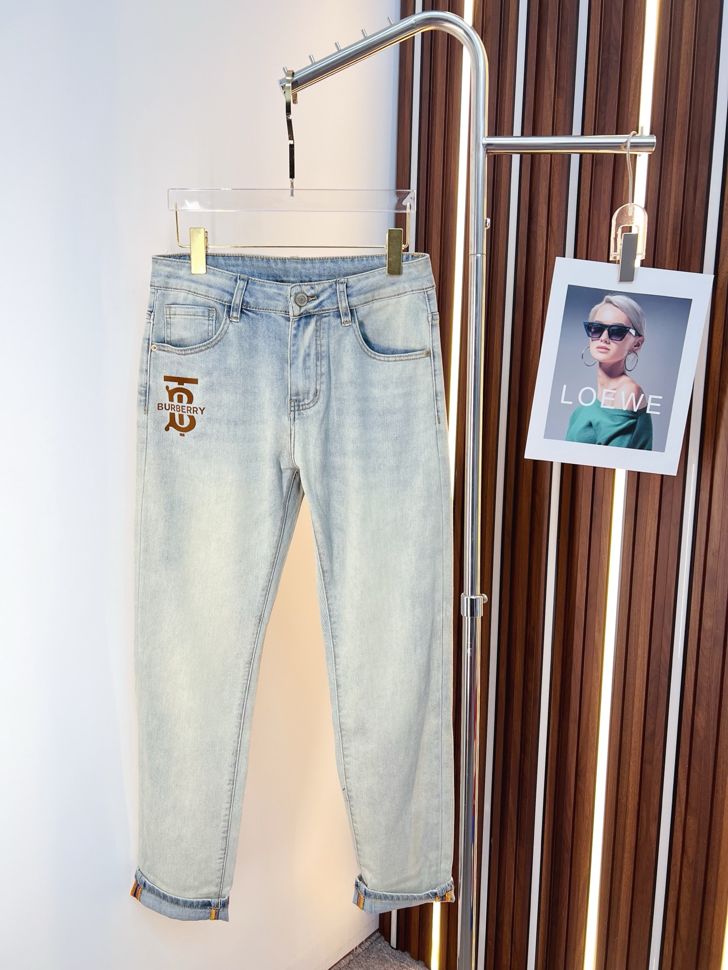 NO:644619,Burberry men's denim jeans, official album and poster outfit style!  High-grade imported denim raw color fabrics are supplied to customers, and the pure 13oz denim fabrics from Okayama, Japan are specially selected. Heavy-duty environmentally friendly plant enzyme washing process is used. The texture has a light retro color, which is quite beautiful and is very suitable for autumn and winter color matching. The fabric is soft and delicate after washing, but has strong bones and a slight stretch, providing an excellent comfortable experience. There is no damage from any technological elements throughout the body, retaining the purest tannin color!  The details throughout the body are perfect, exquisite and sophisticated. The latest leather label on the waist highlights the brand's characteristics. The hardware accessories, leather label and wiring all reflect the craftsmanship!  The silhouette is perfectly tailored and has excellent butt lift and slimming effect. It can be easily matched with any top in the wardrobe. It has wide compatibility and is suitable for various daily wear. The upper body is full of style. It is a must-have trousers for those who are obsessed with quality control and 1V!  Size 29-38 (not 35.37),,burberry,burberry,jeans,alexander wang19860909Burberry 巴宝莉 男士丹宁牛仔裤,官宣画册海报穿搭款！ 客供高级进口的丹宁原色面料,特选日本冈山纯正13oz 盎司牛仔布料,重磅环保植物酵素水洗工艺,肌理有着淡淡的复古色彩,相当漂亮,极符合秋冬的配色,面料经过水洗后柔软细腻,但筋骨感极强,且略带弹力,提供了绝佳的舒适体验,通身无任何工艺元素破坏,保留了最纯粹的丹宁本色！通身细节完美如斯,精湛且考究,最新的腰部皮标彰显了品牌特质,五金配件、皮标、走线无不体现出匠心工艺！版型剪裁完美,提臀修身效果绝佳,可轻松横扫衣橱任何的上装搭配,兼容性广泛,满足于日常各种穿搭,上身型款十足,于品质控及1V迷控者必入型裤装！ 尺码29—38（没35.37）,,burberry,burberry,jeans,alexander wang,Men's clothing