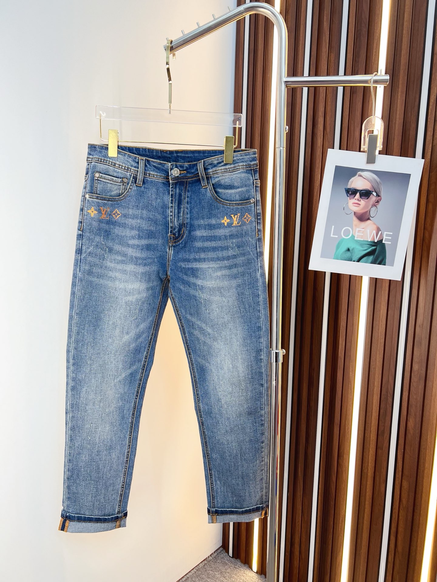NO:761387,LV men's denim jeans, official album and poster outfit style!  High-grade imported denim raw color fabrics are supplied to customers, and the pure 13oz denim fabrics from Okayama, Japan are specially selected. Heavy-duty environmentally friendly plant enzyme washing process is used. The texture has a light retro color, which is quite beautiful and is very suitable for autumn and winter color matching. The fabric is soft and delicate after washing, but has strong bones and a slight stretch, providing an excellent comfortable experience. There is no damage from any technological elements throughout the body, retaining the purest tannin color!  The details throughout the body are perfect, exquisite and sophisticated. The latest leather label on the waist highlights the brand's characteristics. The hardware accessories, leather label and wiring all reflect the craftsmanship!  The silhouette is perfectly tailored and has excellent butt lift and slimming effect. It can be easily matched with any top in the wardrobe. It has wide compatibility and is suitable for various daily wear. The upper body is full of style. It is a must-have trousers for those who are obsessed with quality control and 1V!  Size 29-38 (not 35.37),,louis vuitton,jeans,19860909LV 男士丹宁牛仔裤,官宣画册海报穿搭款！ 客供高级进口的丹宁原色面料,特选日本冈山纯正13oz 盎司牛仔布料,重磅环保植物酵素水洗工艺,肌理有着淡淡的复古色彩,相当漂亮,极符合秋冬的配色,面料经过水洗后柔软细腻,但筋骨感极强,且略带弹力,提供了绝佳的舒适体验,通身无任何工艺元素破坏,保留了最纯粹的丹宁本色！通身细节完美如斯,精湛且考究,最新的腰部皮标彰显了品牌特质,五金配件、皮标、走线无不体现出匠心工艺！版型剪裁完美,提臀修身效果绝佳,可轻松横扫衣橱任何的上装搭配,兼容性广泛,满足于日常各种穿搭,上身型款十足,于品质控及1V迷控者必入型裤装！ 尺码29—38（没35.37）,,louis vuitton,jeans,,Men's clothing