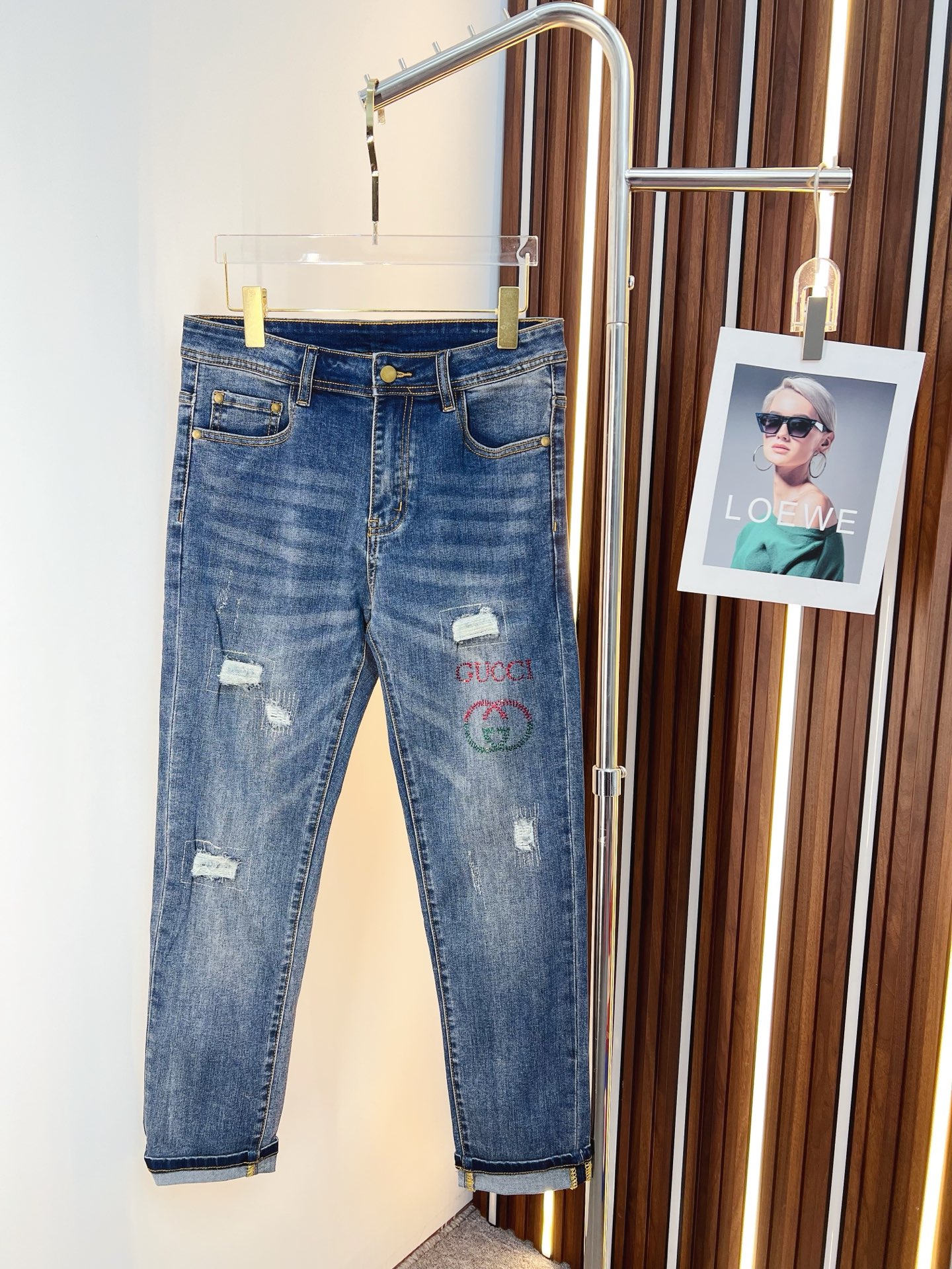 NO:644623,GUCCI men's denim jeans, official album and poster outfit style!  High-grade imported denim raw color fabrics are supplied to customers, and the pure 13oz denim fabrics from Okayama, Japan are specially selected. Heavy-duty environmentally friendly plant enzyme washing process is used. The texture has a light retro color, which is quite beautiful and is very suitable for autumn and winter color matching. The fabric is soft and delicate after washing, but has strong bones and a slight stretch, providing an excellent comfortable experience. There is no damage from any technological elements throughout the body, retaining the purest tannin color!  The details throughout the body are perfect, exquisite and sophisticated. The latest leather label on the waist highlights the brand's characteristics. The hardware accessories, leather label and wiring all reflect the craftsmanship!  The silhouette is perfectly tailored and has excellent butt lift and slimming effect. It can be easily matched with any top in the wardrobe. It has wide compatibility and is suitable for various daily wear. The upper body is full of style. It is a must-have trousers for those who are obsessed with quality control and 1V!  Size 29-38 (not 35.37),,gucci,jeans,alexander wang19860909GUCCI 古奇 男士丹宁牛仔裤,官宣画册海报穿搭款！ 客供高级进口的丹宁原色面料,特选日本冈山纯正13oz 盎司牛仔布料,重磅环保植物酵素水洗工艺,肌理有着淡淡的复古色彩,相当漂亮,极符合秋冬的配色,面料经过水洗后柔软细腻,但筋骨感极强,且略带弹力,提供了绝佳的舒适体验,通身无任何工艺元素破坏,保留了最纯粹的丹宁本色！通身细节完美如斯,精湛且考究,最新的腰部皮标彰显了品牌特质,五金配件、皮标、走线无不体现出匠心工艺！版型剪裁完美,提臀修身效果绝佳,可轻松横扫衣橱任何的上装搭配,兼容性广泛,满足于日常各种穿搭,上身型款十足,于品质控及1V迷控者必入型裤装！ 尺码29—38（没35.37）,,gucci,jeans,alexander wang,Men's clothing
