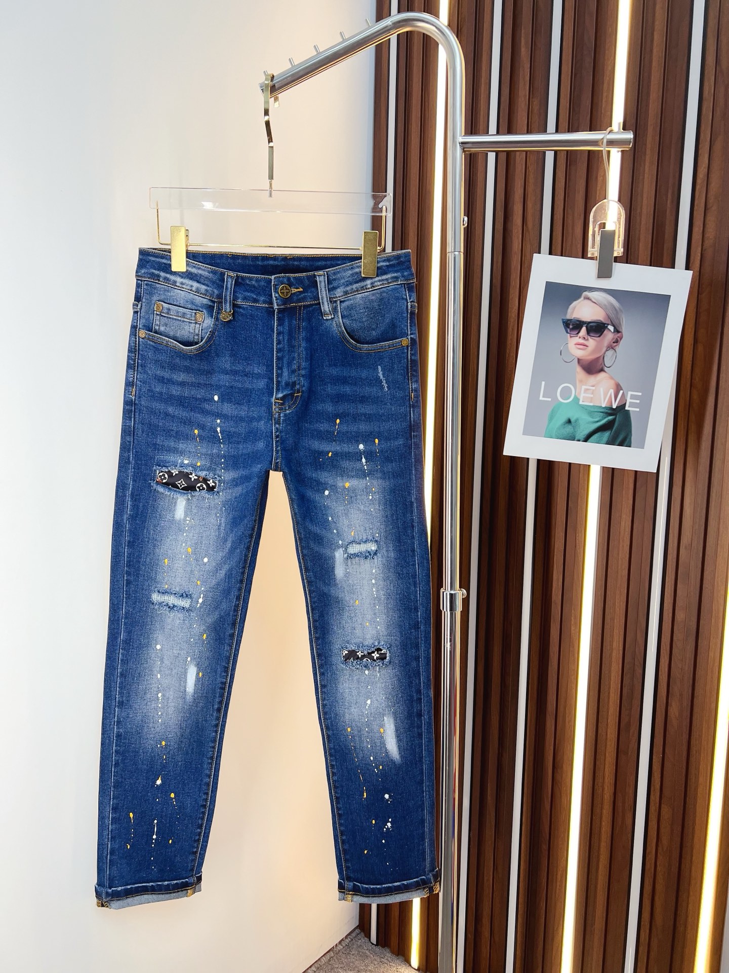 NO:644624,LV men's denim jeans, official album and poster outfit style!  High-grade imported denim raw color fabrics are supplied to customers, and the pure 13oz denim fabrics from Okayama, Japan are specially selected. Heavy-duty environmentally friendly plant enzyme washing process is used. The texture has a light retro color, which is quite beautiful and is very suitable for autumn and winter color matching. The fabric is soft and delicate after washing, but has strong bones and a slight stretch, providing an excellent comfortable experience. There is no damage from any technological elements throughout the body, retaining the purest tannin color!  The details throughout the body are perfect, exquisite and sophisticated. The latest leather label on the waist highlights the brand's characteristics. The hardware accessories, leather label and wiring all reflect the craftsmanship!  The silhouette is perfectly tailored and has excellent butt lift and slimming effect. It can be easily matched with any top in the wardrobe. It has wide compatibility and is suitable for various daily wear. The upper body is full of style. It is a must-have trousers for those who are obsessed with quality control and 1V!  Size 29-38 (not 35.37),,louis vuitton,jeans,alexander wang19860909LV 男士丹宁牛仔裤,官宣画册海报穿搭款！ 客供高级进口的丹宁原色面料,特选日本冈山纯正13oz 盎司牛仔布料,重磅环保植物酵素水洗工艺,肌理有着淡淡的复古色彩,相当漂亮,极符合秋冬的配色,面料经过水洗后柔软细腻,但筋骨感极强,且略带弹力,提供了绝佳的舒适体验,通身无任何工艺元素破坏,保留了最纯粹的丹宁本色！通身细节完美如斯,精湛且考究,最新的腰部皮标彰显了品牌特质,五金配件、皮标、走线无不体现出匠心工艺！版型剪裁完美,提臀修身效果绝佳,可轻松横扫衣橱任何的上装搭配,兼容性广泛,满足于日常各种穿搭,上身型款十足,于品质控及1V迷控者必入型裤装！ 尺码29—38（没35.37）,,louis vuitton,jeans,alexander wang,Men's clothing