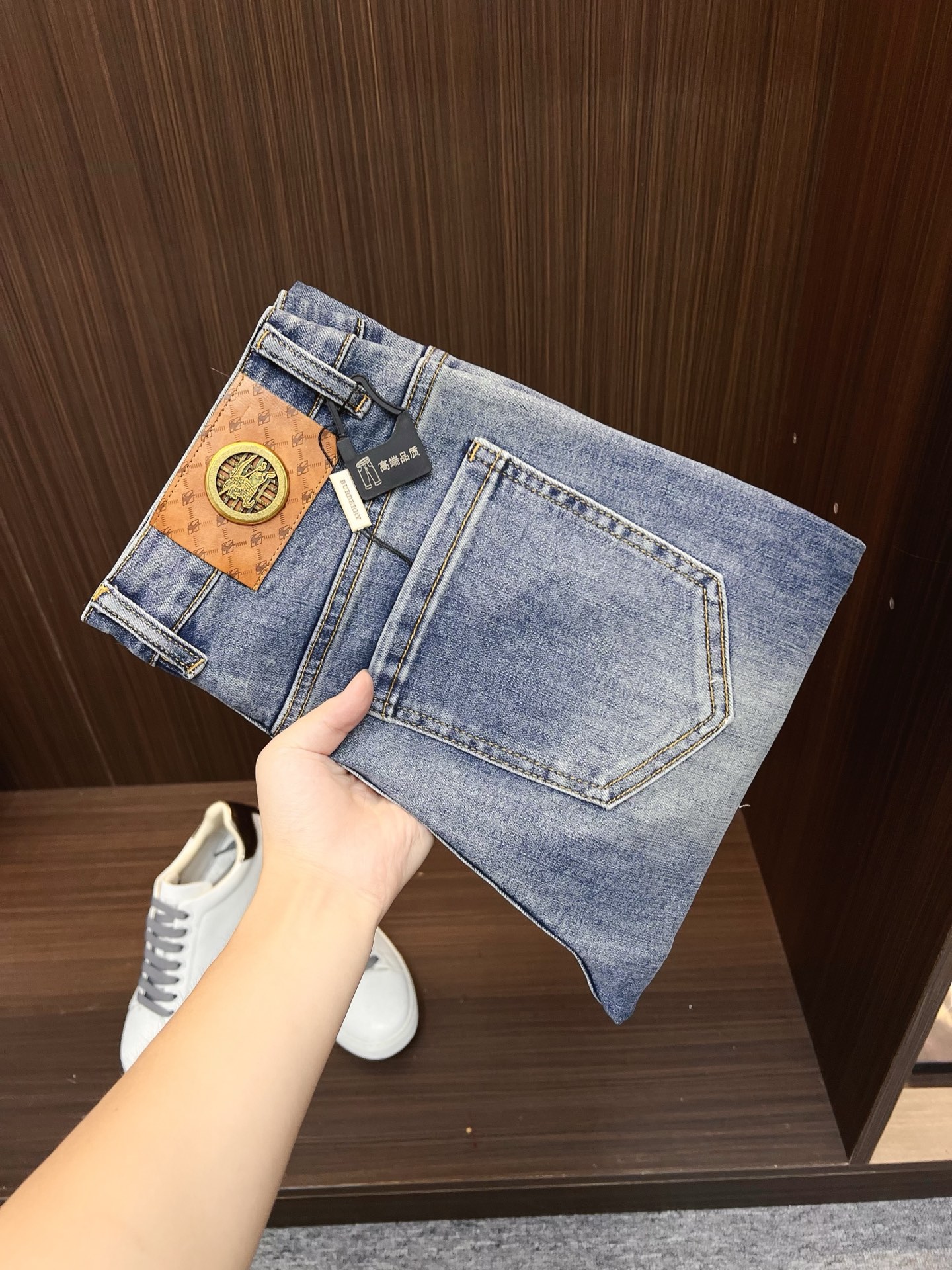 NO:600762,Burberry men's denim jeans, official album and poster outfit style!  High-grade imported denim raw color fabrics are supplied to customers, and the pure 13oz denim fabrics from Okayama, Japan are specially selected. Heavy-duty environmentally friendly plant enzyme washing process is used. The texture has a light retro color, which is quite beautiful and is very suitable for autumn and winter color matching. The fabric is soft and delicate after washing, but has strong bones and a slight stretch, providing an excellent comfortable experience. There is no damage from any technological elements throughout the body, retaining the purest tannin color!  The details throughout the body are perfect, exquisite and sophisticated. The latest leather label on the waist highlights the brand's characteristics. The hardware accessories, leather label and wiring all reflect the craftsmanship!  The silhouette is perfectly tailored and has excellent butt lift and slimming effect. It can be easily matched with any top in the wardrobe. It has wide compatibility and is suitable for various daily wear. The upper body is full of style. It is a must-have trousers for those who are obsessed with quality control and 1V!  Size 29-38 (not 35.37),,burberry,burberry,jeans,alexander wang19860909Burberry 巴宝莉 男士丹宁牛仔裤,官宣画册海报穿搭款！ 客供高级进口的丹宁原色面料,特选日本冈山纯正13oz 盎司牛仔布料,重磅环保植物酵素水洗工艺,肌理有着淡淡的复古色彩,相当漂亮,极符合秋冬的配色,面料经过水洗后柔软细腻,但筋骨感极强,且略带弹力,提供了绝佳的舒适体验,通身无任何工艺元素破坏,保留了最纯粹的丹宁本色！通身细节完美如斯,精湛且考究,最新的腰部皮标彰显了品牌特质,五金配件、皮标、走线无不体现出匠心工艺！版型剪裁完美,提臀修身效果绝佳,可轻松横扫衣橱任何的上装搭配,兼容性广泛,满足于日常各种穿搭,上身型款十足,于品质控及1V迷控者必入型裤装！ 尺码29—38（没35.37）,,burberry,burberry,jeans,alexander wang,Men's clothing