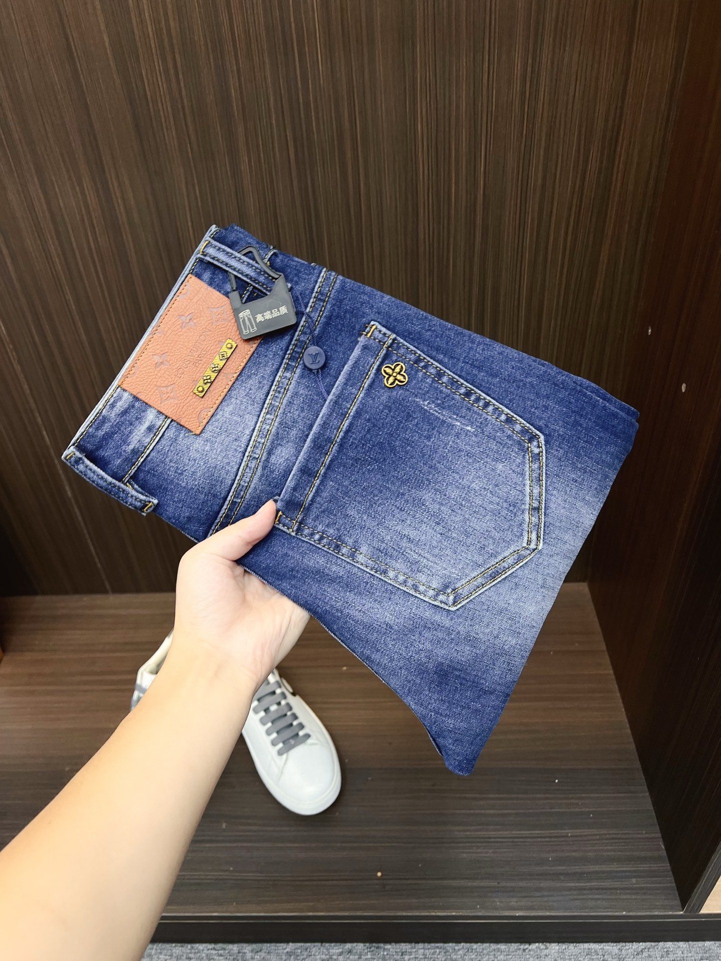 NO:600764,LV men's denim jeans, official album and poster outfit style!  High-grade imported denim raw color fabrics are supplied to customers, and the pure 13oz denim fabrics from Okayama, Japan are specially selected. Heavy-duty environmentally friendly plant enzyme washing process is used. The texture has a light retro color, which is quite beautiful and is very suitable for autumn and winter color matching. The fabric is soft and delicate after washing, but has strong bones and a slight stretch, providing an excellent comfortable experience. There is no damage from any technological elements throughout the body, retaining the purest tannin color!  The details throughout the body are perfect, exquisite and sophisticated. The latest leather label on the waist highlights the brand's characteristics. The hardware accessories, leather label and wiring all reflect the craftsmanship!  The silhouette is perfectly tailored and has excellent butt lift and slimming effect. It can be easily matched with any top in the wardrobe. It has wide compatibility and is suitable for various daily wear. The upper body is full of style. It is a must-have trousers for those who are obsessed with quality control and 1V!  Size 29-38 (not 35.37),,louis vuitton,jeans,alexander wang19860909LV 男士丹宁牛仔裤,官宣画册海报穿搭款！ 客供高级进口的丹宁原色面料,特选日本冈山纯正13oz 盎司牛仔布料,重磅环保植物酵素水洗工艺,肌理有着淡淡的复古色彩,相当漂亮,极符合秋冬的配色,面料经过水洗后柔软细腻,但筋骨感极强,且略带弹力,提供了绝佳的舒适体验,通身无任何工艺元素破坏,保留了最纯粹的丹宁本色！通身细节完美如斯,精湛且考究,最新的腰部皮标彰显了品牌特质,五金配件、皮标、走线无不体现出匠心工艺！版型剪裁完美,提臀修身效果绝佳,可轻松横扫衣橱任何的上装搭配,兼容性广泛,满足于日常各种穿搭,上身型款十足,于品质控及1V迷控者必入型裤装！ 尺码29—38（没35.37）,,louis vuitton,jeans,alexander wang,Men's clothing