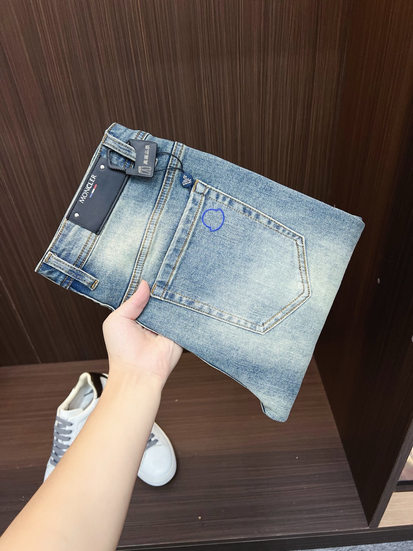 NO:600766,Men's denim jeans, official album and poster outfit!  High-grade imported denim raw color fabrics are supplied to customers, and the pure 13oz denim fabrics from Okayama, Japan are specially selected. Heavy-duty environmentally friendly plant enzyme washing process is used. The texture has a light retro color, which is quite beautiful and is very suitable for autumn and winter color matching. The fabric is soft and delicate after washing, but has strong bones and a slight stretch, providing an excellent comfortable experience. There is no damage from any technological elements throughout the body, retaining the purest tannin color!  The details throughout the body are perfect, exquisite and sophisticated. The latest leather label on the waist highlights the brand's characteristics. The hardware accessories, leather label and wiring all reflect the craftsmanship!  The silhouette is perfectly tailored and has excellent butt lift and slimming effect. It can be easily matched with any top in the wardrobe. It has wide compatibility and is suitable for various daily wear. The upper body is full of style. It is a must-have trousers for those who are obsessed with quality control and 1V!  Size 29-38 (not 35.37),,Moncler,jeans,alexander wang19860909蒙口 男士丹宁牛仔裤,官宣画册海报穿搭款！ 客供高级进口的丹宁原色面料,特选日本冈山纯正13oz 盎司牛仔布料,重磅环保植物酵素水洗工艺,肌理有着淡淡的复古色彩,相当漂亮,极符合秋冬的配色,面料经过水洗后柔软细腻,但筋骨感极强,且略带弹力,提供了绝佳的舒适体验,通身无任何工艺元素破坏,保留了最纯粹的丹宁本色！通身细节完美如斯,精湛且考究,最新的腰部皮标彰显了品牌特质,五金配件、皮标、走线无不体现出匠心工艺！版型剪裁完美,提臀修身效果绝佳,可轻松横扫衣橱任何的上装搭配,兼容性广泛,满足于日常各种穿搭,上身型款十足,于品质控及1V迷控者必入型裤装！ 尺码29—38（没35.37）,,Moncler,jeans,alexander wang,Men's clothing