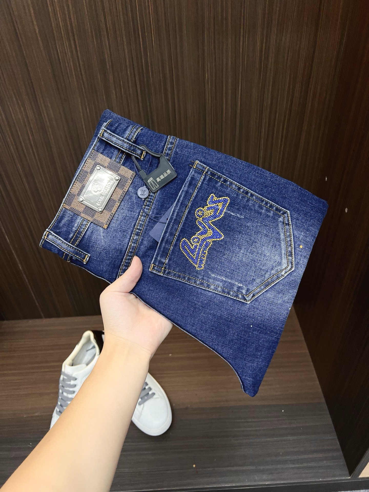 NO:655588,LV men's denim jeans, official album and poster outfit style!  High-grade imported denim raw color fabrics are supplied to customers, and the pure 13oz denim fabrics from Okayama, Japan are specially selected. Heavy-duty environmentally friendly plant enzyme washing process is used. The texture has a light retro color, which is quite beautiful and is very suitable for autumn and winter color matching. The fabric is soft and delicate after washing, but has strong bones and a slight stretch, providing an excellent comfortable experience. There is no damage from any technological elements throughout the body, retaining the purest tannin color!  The details throughout the body are perfect, exquisite and sophisticated. The latest leather label on the waist highlights the brand's characteristics. The hardware accessories, leather label and wiring all reflect the craftsmanship!  The silhouette is perfectly tailored and has excellent butt lift and slimming effect. It can be easily matched with any top in the wardrobe. It has wide compatibility and is suitable for various daily wear. The upper body is full of style. It is a must-have trousers for those who are obsessed with quality control and 1V!  Size 29-38 (not 35.37),,louis vuitton,jeans,alexander wang19860909LV 男士丹宁牛仔裤,官宣画册海报穿搭款！ 客供高级进口的丹宁原色面料,特选日本冈山纯正13oz 盎司牛仔布料,重磅环保植物酵素水洗工艺,肌理有着淡淡的复古色彩,相当漂亮,极符合秋冬的配色,面料经过水洗后柔软细腻,但筋骨感极强,且略带弹力,提供了绝佳的舒适体验,通身无任何工艺元素破坏,保留了最纯粹的丹宁本色！通身细节完美如斯,精湛且考究,最新的腰部皮标彰显了品牌特质,五金配件、皮标、走线无不体现出匠心工艺！版型剪裁完美,提臀修身效果绝佳,可轻松横扫衣橱任何的上装搭配,兼容性广泛,满足于日常各种穿搭,上身型款十足,于品质控及1V迷控者必入型裤装！ 尺码29—38（没35.37）,,louis vuitton,jeans,alexander wang,Men's clothing