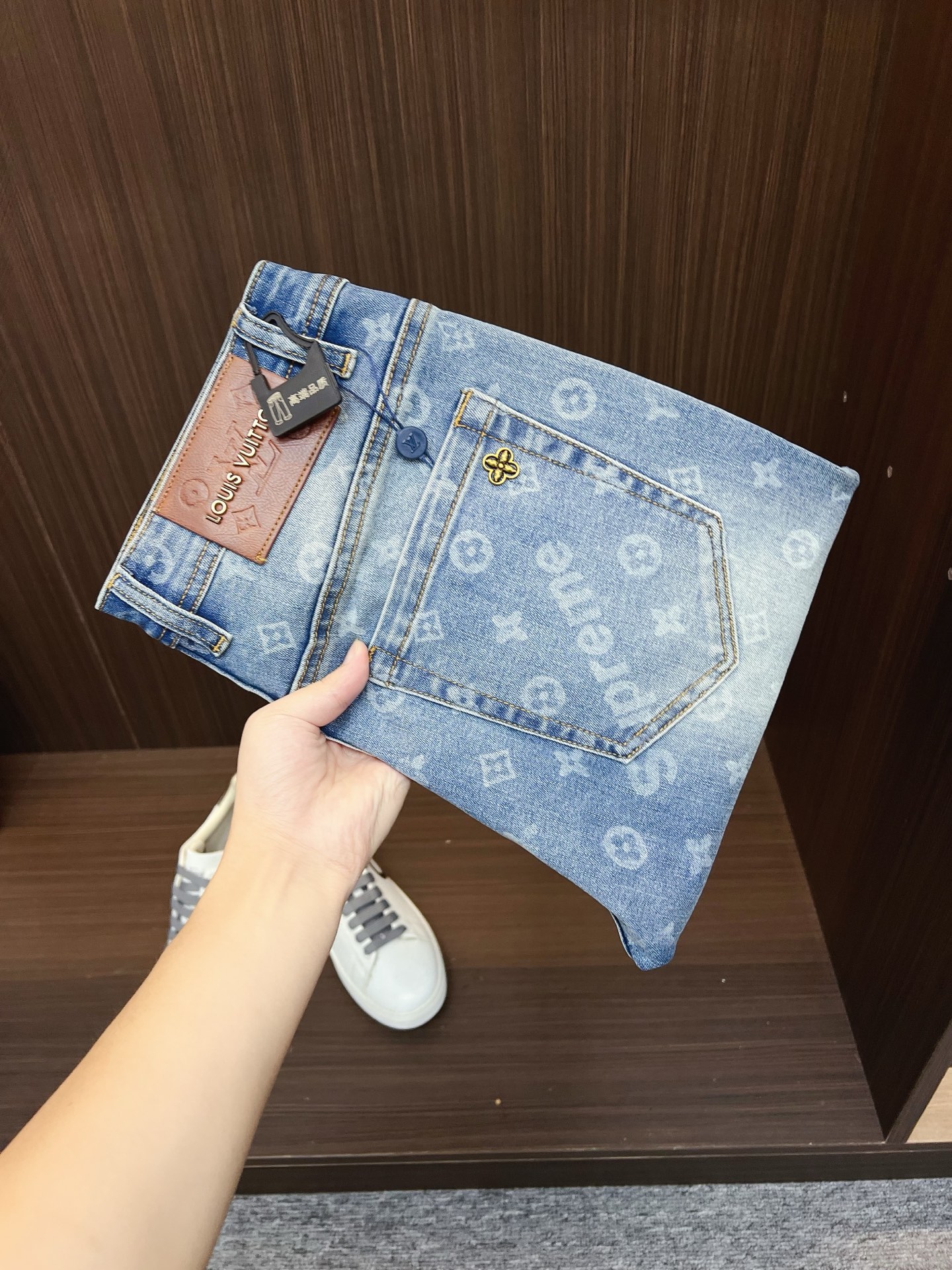 NO:600768,LV men's denim jeans, official album and poster outfit style!  High-grade imported denim raw color fabrics are supplied to customers, and the pure 13oz denim fabrics from Okayama, Japan are specially selected. Heavy-duty environmentally friendly plant enzyme washing process is used. The texture has a light retro color, which is quite beautiful and is very suitable for autumn and winter color matching. The fabric is soft and delicate after washing, but has strong bones and a slight stretch, providing an excellent comfortable experience. There is no damage from any technological elements throughout the body, retaining the purest tannin color!  The details throughout the body are perfect, exquisite and sophisticated. The latest leather label on the waist highlights the brand's characteristics. The hardware accessories, leather label and wiring all reflect the craftsmanship!  The silhouette is perfectly tailored and has excellent butt lift and slimming effect. It can be easily matched with any top in the wardrobe. It has wide compatibility and is suitable for various daily wear. The upper body is full of style. It is a must-have trousers for those who are obsessed with quality control and 1V!  Size 29-38 (not 35.37),,louis vuitton,jeans,alexander wang19860909LV 男士丹宁牛仔裤,官宣画册海报穿搭款！ 客供高级进口的丹宁原色面料,特选日本冈山纯正13oz 盎司牛仔布料,重磅环保植物酵素水洗工艺,肌理有着淡淡的复古色彩,相当漂亮,极符合秋冬的配色,面料经过水洗后柔软细腻,但筋骨感极强,且略带弹力,提供了绝佳的舒适体验,通身无任何工艺元素破坏,保留了最纯粹的丹宁本色！通身细节完美如斯,精湛且考究,最新的腰部皮标彰显了品牌特质,五金配件、皮标、走线无不体现出匠心工艺！版型剪裁完美,提臀修身效果绝佳,可轻松横扫衣橱任何的上装搭配,兼容性广泛,满足于日常各种穿搭,上身型款十足,于品质控及1V迷控者必入型裤装！ 尺码29—38（没35.37）,,louis vuitton,jeans,alexander wang,Men's clothing