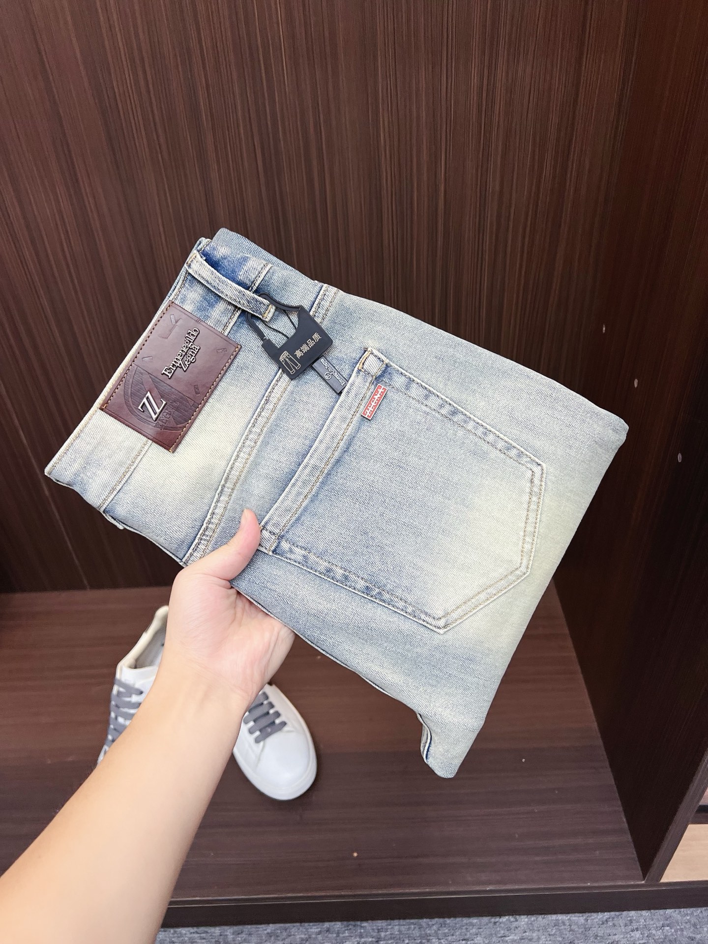 NO:600770,Ermenegildo Zegna men's denim jeans, official album and poster wear style!  High-grade imported denim raw color fabrics are supplied to customers, and the pure 13oz denim fabrics from Okayama, Japan are specially selected. Heavy-duty environmentally friendly plant enzyme washing process is used. The texture has a light retro color, which is quite beautiful and is very suitable for autumn and winter color matching. The fabric is soft and delicate after washing, but has strong bones and a slight stretch, providing an excellent comfortable experience. There is no damage from any technological elements throughout the body, retaining the purest tannin color!  The details throughout the body are perfect, exquisite and sophisticated. The latest leather label on the waist highlights the brand's characteristics. The hardware accessories, leather label and wiring all reflect the craftsmanship!  The silhouette is perfectly tailored and has excellent butt lift and slimming effect. It can be easily matched with any top in the wardrobe. It has wide compatibility and is suitable for various daily wear. The upper body is full of style. It is a must-have trousers for those who are obsessed with quality control and 1V!  Size 29-38 (not 35.37),,zegna,jeans,alexander wang19860909杰尼亚 男士丹宁牛仔裤,官宣画册海报穿搭款！ 客供高级进口的丹宁原色面料,特选日本冈山纯正13oz 盎司牛仔布料,重磅环保植物酵素水洗工艺,肌理有着淡淡的复古色彩,相当漂亮,极符合秋冬的配色,面料经过水洗后柔软细腻,但筋骨感极强,且略带弹力,提供了绝佳的舒适体验,通身无任何工艺元素破坏,保留了最纯粹的丹宁本色！通身细节完美如斯,精湛且考究,最新的腰部皮标彰显了品牌特质,五金配件、皮标、走线无不体现出匠心工艺！版型剪裁完美,提臀修身效果绝佳,可轻松横扫衣橱任何的上装搭配,兼容性广泛,满足于日常各种穿搭,上身型款十足,于品质控及1V迷控者必入型裤装！ 尺码29—38（没35.37）,,zegna,jeans,alexander wang,Men's clothing