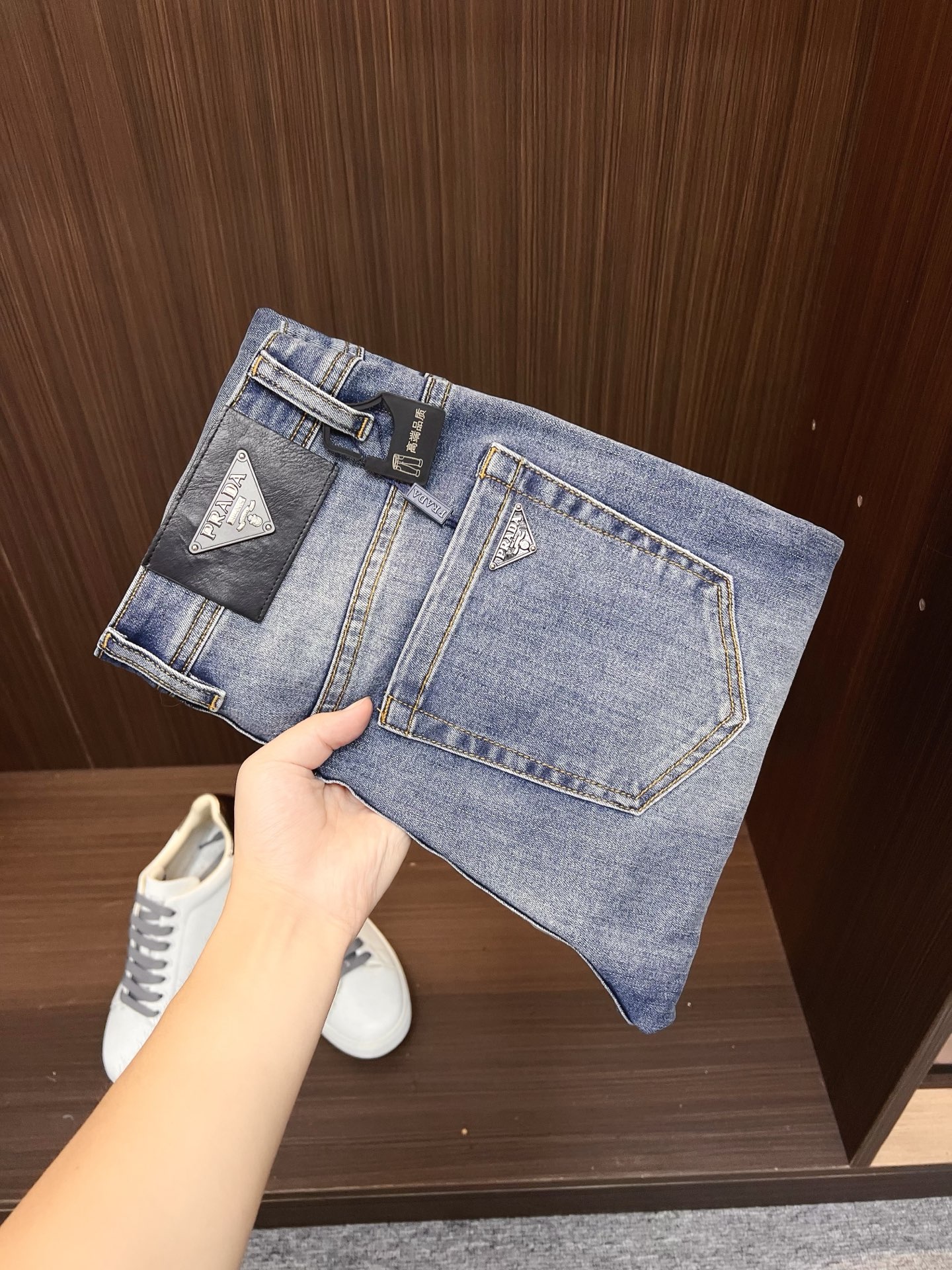 NO:600753,PRADA Men's denim jeans, official album and poster outfit!  High-grade imported denim raw color fabrics are supplied to customers, and the pure 13oz denim fabrics from Okayama, Japan are specially selected. Heavy-duty environmentally friendly plant enzyme washing process is used. The texture has a light retro color, which is quite beautiful and is very suitable for autumn and winter color matching. The fabric is soft and delicate after washing, but has strong bones and a slight stretch, providing an excellent comfortable experience. There is no damage from any technological elements throughout the body, retaining the purest tannin color!  The details throughout the body are perfect, exquisite and sophisticated. The latest leather label on the waist highlights the brand's characteristics. The hardware accessories, leather label and wiring all reflect the craftsmanship!  The silhouette is perfectly tailored and has excellent butt lift and slimming effect. It can be easily matched with any top in the wardrobe. It has wide compatibility and is suitable for various daily wear. The upper body is full of style. It is a must-have trousers for those who are obsessed with quality control and 1V!  Size 29-38 (not 35.37), prada, prada, jeans, alexander wang19860909PRADA 普拉达 男士丹宁牛仔裤,官宣画册海报穿搭款！ 客供高级进口的丹宁原色面料,特选日本冈山纯正13oz 盎司牛仔布料,重磅环保植物酵素水洗工艺,肌理有着淡淡的复古色彩,相当漂亮,极符合秋冬的配色,面料经过水洗后柔软细腻,但筋骨感极强,且略带弹力,提供了绝佳的舒适体验,通身无任何工艺元素破坏,保留了最纯粹的丹宁本色！通身细节完美如斯,精湛且考究,最新的腰部皮标彰显了品牌特质,五金配件、皮标、走线无不体现出匠心工艺！版型剪裁完美,提臀修身效果绝佳,可轻松横扫衣橱任何的上装搭配,兼容性广泛,满足于日常各种穿搭,上身型款十足,于品质控及1V迷控者必入型裤装！ 尺码29—38（没35.37）,,prada,prada,jeans,alexander wang,Men's clothing