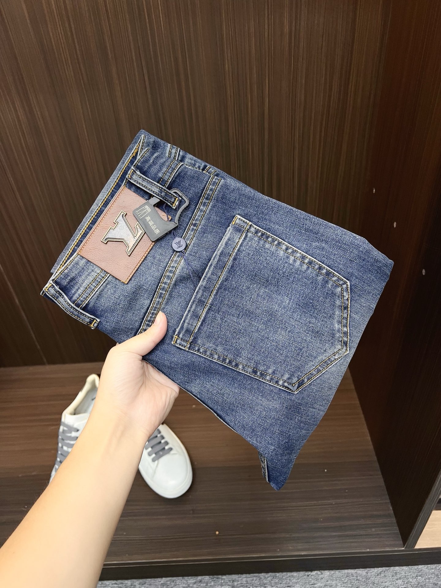 NO:600755,LV men's denim jeans, official album and poster outfit style!  High-grade imported denim raw color fabrics are supplied to customers, and the pure 13oz denim fabrics from Okayama, Japan are specially selected. Heavy-duty environmentally friendly plant enzyme washing process is used. The texture has a light retro color, which is quite beautiful and is very suitable for autumn and winter color matching. The fabric is soft and delicate after washing, but has strong bones and a slight stretch, providing an excellent comfortable experience. There is no damage from any technological elements throughout the body, retaining the purest tannin color!  The details throughout the body are perfect, exquisite and sophisticated. The latest leather label on the waist highlights the brand's characteristics. The hardware accessories, leather label and wiring all reflect the craftsmanship!  The silhouette is perfectly tailored and has excellent butt lift and slimming effect. It can be easily matched with any top in the wardrobe. It has wide compatibility and is suitable for various daily wear. The upper body is full of style. It is a must-have trousers for those who are obsessed with quality control and 1V!  Size 29-38 (not 35.37),,louis vuitton,jeans,alexander wang19860909LV 男士丹宁牛仔裤,官宣画册海报穿搭款！ 客供高级进口的丹宁原色面料,特选日本冈山纯正13oz 盎司牛仔布料,重磅环保植物酵素水洗工艺,肌理有着淡淡的复古色彩,相当漂亮,极符合秋冬的配色,面料经过水洗后柔软细腻,但筋骨感极强,且略带弹力,提供了绝佳的舒适体验,通身无任何工艺元素破坏,保留了最纯粹的丹宁本色！通身细节完美如斯,精湛且考究,最新的腰部皮标彰显了品牌特质,五金配件、皮标、走线无不体现出匠心工艺！版型剪裁完美,提臀修身效果绝佳,可轻松横扫衣橱任何的上装搭配,兼容性广泛,满足于日常各种穿搭,上身型款十足,于品质控及1V迷控者必入型裤装！ 尺码29—38（没35.37）,,louis vuitton,jeans,alexander wang,Men's clothing