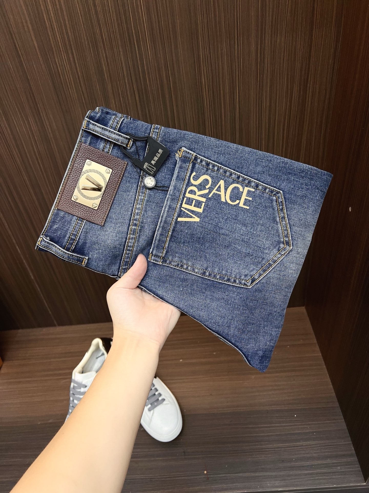 NO:600757,Versace men's denim jeans, official album and poster outfit style!  High-grade imported denim raw color fabrics are supplied to customers, and the pure 13oz denim fabrics from Okayama, Japan are specially selected. Heavy-duty environmentally friendly plant enzyme washing process is used. The texture has a light retro color, which is quite beautiful and is very suitable for autumn and winter color matching. The fabric is soft and delicate after washing, but has strong bones and a slight stretch, providing an excellent comfortable experience. There is no damage from any technological elements throughout the body, retaining the purest tannin color!  The details throughout the body are perfect, exquisite and sophisticated. The latest leather label on the waist highlights the brand's characteristics. The hardware accessories, leather label and wiring all reflect the craftsmanship!  The silhouette is perfectly tailored and has excellent butt lift and slimming effect. It can be easily matched with any top in the wardrobe. It has wide compatibility and is suitable for various daily wear. The upper body is full of style. It is a must-have trousers for those who are obsessed with quality control and 1V!  Size 29-38 (not 35.37),,versace,jeans,alexander wang19860909范思哲 男士丹宁牛仔裤,官宣画册海报穿搭款！ 客供高级进口的丹宁原色面料,特选日本冈山纯正13oz 盎司牛仔布料,重磅环保植物酵素水洗工艺,肌理有着淡淡的复古色彩,相当漂亮,极符合秋冬的配色,面料经过水洗后柔软细腻,但筋骨感极强,且略带弹力,提供了绝佳的舒适体验,通身无任何工艺元素破坏,保留了最纯粹的丹宁本色！通身细节完美如斯,精湛且考究,最新的腰部皮标彰显了品牌特质,五金配件、皮标、走线无不体现出匠心工艺！版型剪裁完美,提臀修身效果绝佳,可轻松横扫衣橱任何的上装搭配,兼容性广泛,满足于日常各种穿搭,上身型款十足,于品质控及1V迷控者必入型裤装！ 尺码29—38（没35.37）,,versace,jeans,alexander wang,Men's clothing