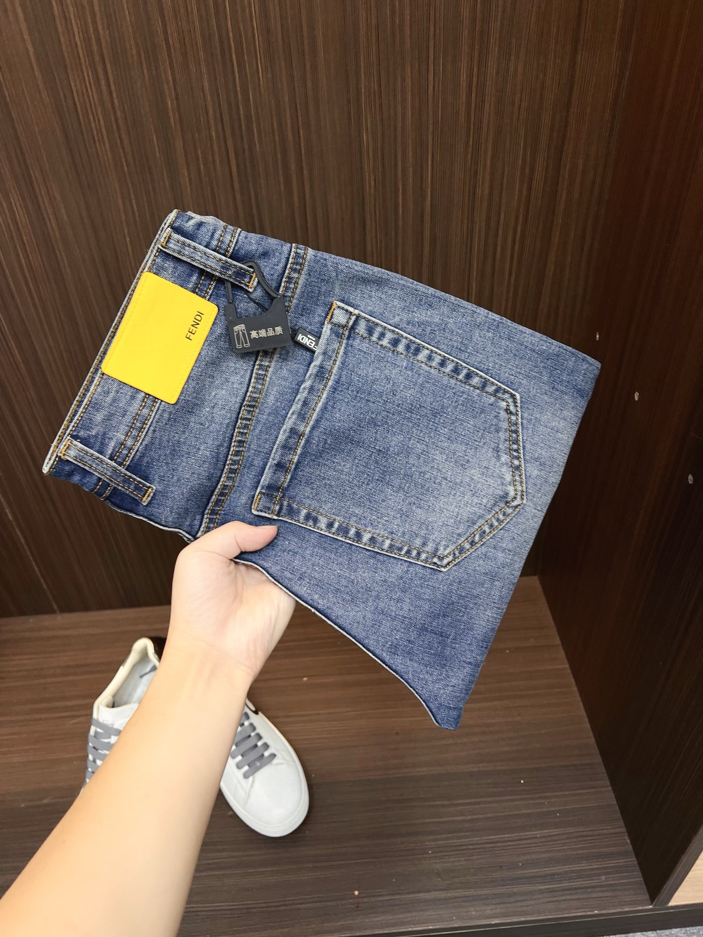 NO:600759,FENDI Fendi Men's Denim Jeans, Official Announcement Album and Poster Style!  High-grade imported denim raw color fabrics are supplied to customers, and the pure 13oz denim fabrics from Okayama, Japan are specially selected. Heavy-duty environmentally friendly plant enzyme washing process is used. The texture has a light retro color, which is quite beautiful and is very suitable for autumn and winter color matching. The fabric is soft and delicate after washing, but has strong bones and a slight stretch, providing an excellent comfortable experience. There is no damage from any technological elements throughout the body, retaining the purest tannin color!  The details throughout the body are perfect, exquisite and sophisticated. The latest leather label on the waist highlights the brand's characteristics. The hardware accessories, leather label and wiring all reflect the craftsmanship!  The silhouette is perfectly tailored and has excellent butt lift and slimming effect. It can be easily matched with any top in the wardrobe. It has wide compatibility and is suitable for various daily wear. The upper body is full of style. It is a must-have trousers for those who are obsessed with quality control and 1V!  Size 29-38 (not 35.37),,fendi,fendi,jeans,alexander wang19860909FENDI 芬迪 男士丹宁牛仔裤,官宣画册海报穿搭款！ 客供高级进口的丹宁原色面料,特选日本冈山纯正13oz 盎司牛仔布料,重磅环保植物酵素水洗工艺,肌理有着淡淡的复古色彩,相当漂亮,极符合秋冬的配色,面料经过水洗后柔软细腻,但筋骨感极强,且略带弹力,提供了绝佳的舒适体验,通身无任何工艺元素破坏,保留了最纯粹的丹宁本色！通身细节完美如斯,精湛且考究,最新的腰部皮标彰显了品牌特质,五金配件、皮标、走线无不体现出匠心工艺！版型剪裁完美,提臀修身效果绝佳,可轻松横扫衣橱任何的上装搭配,兼容性广泛,满足于日常各种穿搭,上身型款十足,于品质控及1V迷控者必入型裤装！ 尺码29—38（没35.37）,,fendi,fendi,jeans,alexander wang,Men's clothing