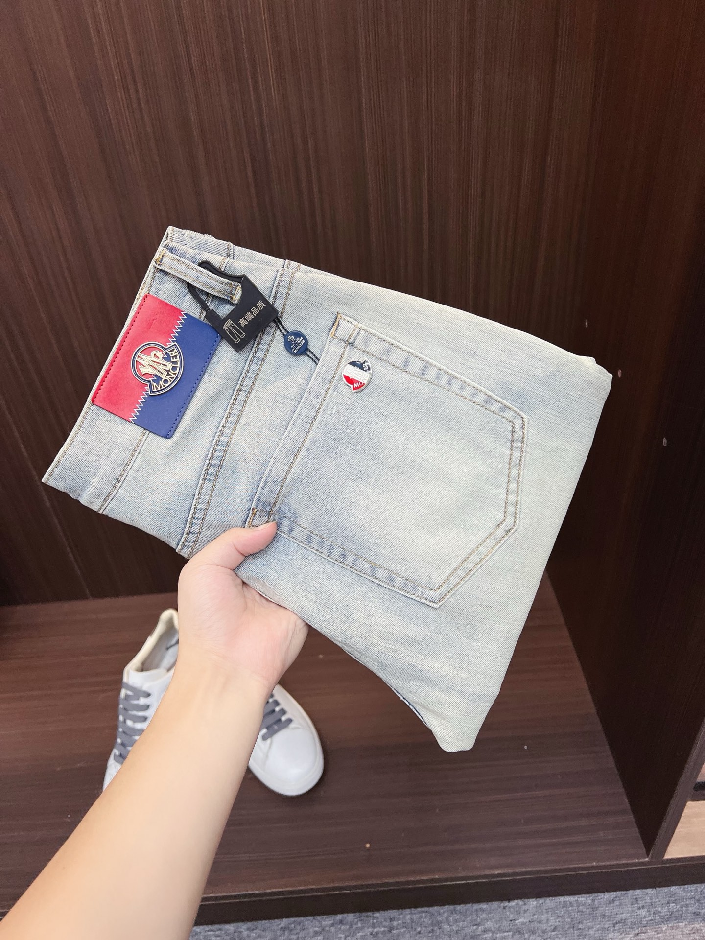 NO:600761,Men's denim jeans, official album and poster outfit!  High-grade imported denim raw color fabrics are supplied to customers, and the pure 13oz denim fabrics from Okayama, Japan are specially selected. Heavy-duty environmentally friendly plant enzyme washing process is used. The texture has a light retro color, which is quite beautiful and is very suitable for autumn and winter color matching. The fabric is soft and delicate after washing, but has strong bones and a slight stretch, providing an excellent comfortable experience. There is no damage from any technological elements throughout the body, retaining the purest tannin color!  The details throughout the body are perfect, exquisite and sophisticated. The latest leather label on the waist highlights the brand's characteristics. The hardware accessories, leather label and wiring all reflect the craftsmanship!  The silhouette is perfectly tailored and has excellent butt lift and slimming effect. It can be easily matched with any top in the wardrobe. It has wide compatibility and is suitable for various daily wear. The upper body is full of style. It is a must-have trousers for those who are obsessed with quality control and 1V!  Size 29-38 (not 35.37),,Moncler,jeans,alexander wang19860909蒙口 男士丹宁牛仔裤,官宣画册海报穿搭款！ 客供高级进口的丹宁原色面料,特选日本冈山纯正13oz 盎司牛仔布料,重磅环保植物酵素水洗工艺,肌理有着淡淡的复古色彩,相当漂亮,极符合秋冬的配色,面料经过水洗后柔软细腻,但筋骨感极强,且略带弹力,提供了绝佳的舒适体验,通身无任何工艺元素破坏,保留了最纯粹的丹宁本色！通身细节完美如斯,精湛且考究,最新的腰部皮标彰显了品牌特质,五金配件、皮标、走线无不体现出匠心工艺！版型剪裁完美,提臀修身效果绝佳,可轻松横扫衣橱任何的上装搭配,兼容性广泛,满足于日常各种穿搭,上身型款十足,于品质控及1V迷控者必入型裤装！ 尺码29—38（没35.37）,,Moncler,jeans,alexander wang,Men's clothing