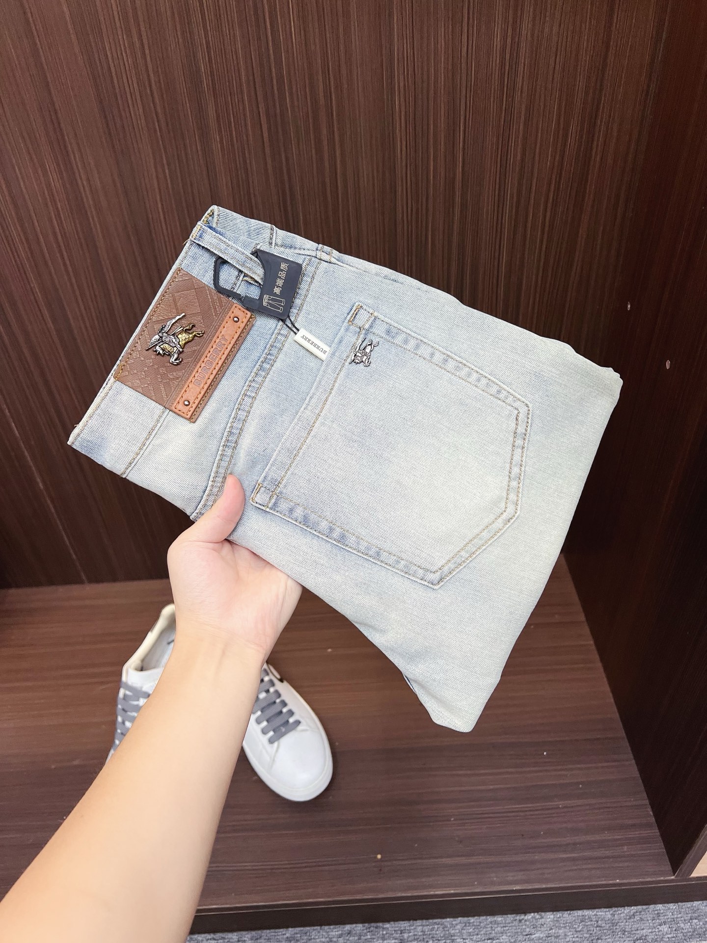 NO:600763,Burberry men's denim jeans, official album and poster outfit style!  High-grade imported denim raw color fabrics are supplied to customers, and the pure 13oz denim fabrics from Okayama, Japan are specially selected. Heavy-duty environmentally friendly plant enzyme washing process is used. The texture has a light retro color, which is quite beautiful and is very suitable for autumn and winter color matching. The fabric is soft and delicate after washing, but has strong bones and a slight stretch, providing an excellent comfortable experience. There is no damage from any technological elements throughout the body, retaining the purest tannin color!  The details throughout the body are perfect, exquisite and sophisticated. The latest leather label on the waist highlights the brand's characteristics. The hardware accessories, leather label and wiring all reflect the craftsmanship!  The silhouette is perfectly tailored and has excellent butt lift and slimming effect. It can be easily matched with any top in the wardrobe. It has wide compatibility and is suitable for various daily wear. The upper body is full of style. It is a must-have trousers for those who are obsessed with quality control and 1V!  Size 29-38 (not 35.37),,burberry,burberry,jeans,alexander wang19860909Burberry 巴宝莉 男士丹宁牛仔裤,官宣画册海报穿搭款！ 客供高级进口的丹宁原色面料,特选日本冈山纯正13oz 盎司牛仔布料,重磅环保植物酵素水洗工艺,肌理有着淡淡的复古色彩,相当漂亮,极符合秋冬的配色,面料经过水洗后柔软细腻,但筋骨感极强,且略带弹力,提供了绝佳的舒适体验,通身无任何工艺元素破坏,保留了最纯粹的丹宁本色！通身细节完美如斯,精湛且考究,最新的腰部皮标彰显了品牌特质,五金配件、皮标、走线无不体现出匠心工艺！版型剪裁完美,提臀修身效果绝佳,可轻松横扫衣橱任何的上装搭配,兼容性广泛,满足于日常各种穿搭,上身型款十足,于品质控及1V迷控者必入型裤装！ 尺码29—38（没35.37）,,burberry,burberry,jeans,alexander wang,Men's clothing