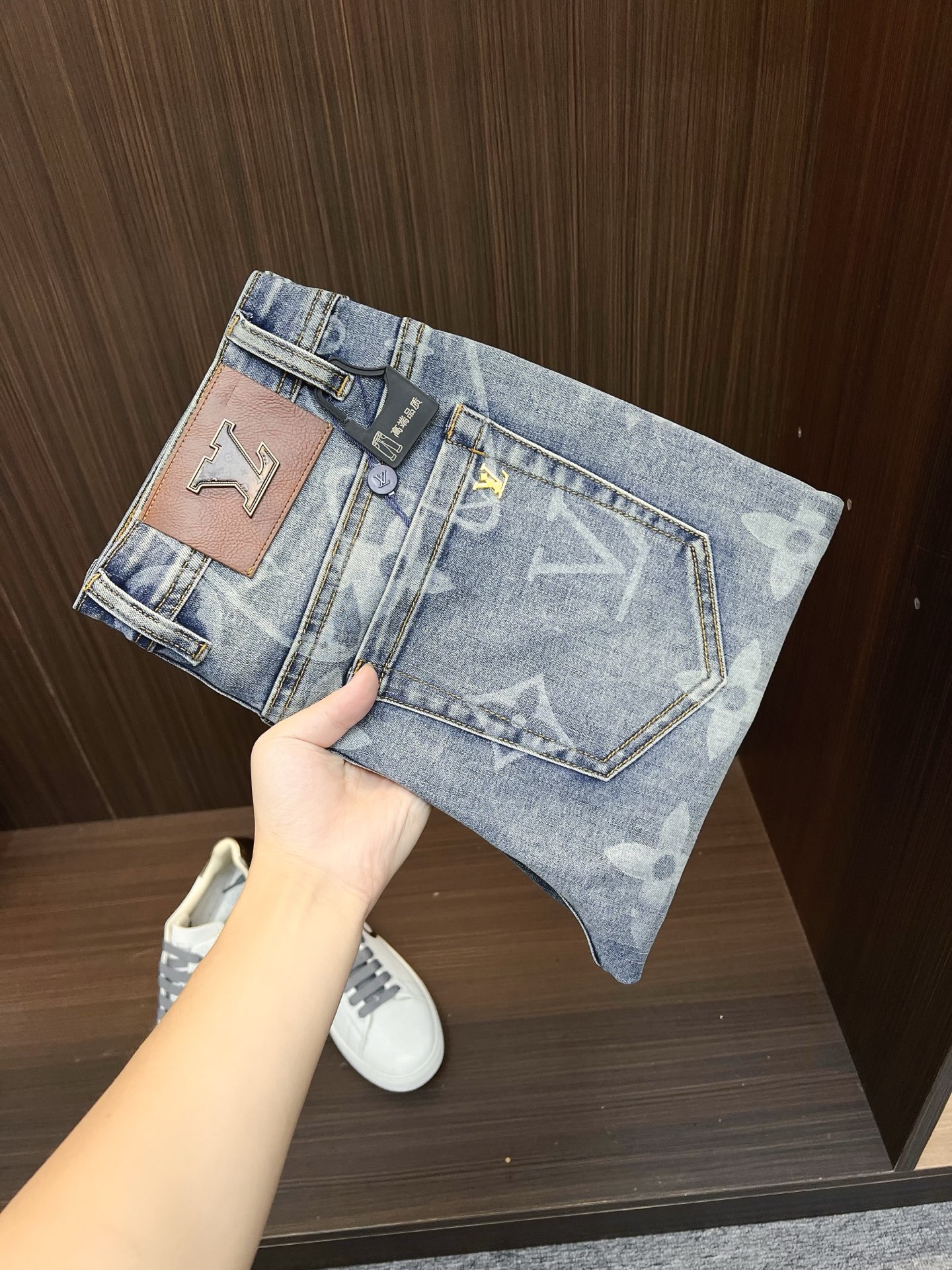 NO:600765,LV men's denim jeans, official album and poster outfit style!  High-grade imported denim raw color fabrics are supplied to customers, and the pure 13oz denim fabrics from Okayama, Japan are specially selected. Heavy-duty environmentally friendly plant enzyme washing process is used. The texture has a light retro color, which is quite beautiful and is very suitable for autumn and winter color matching. The fabric is soft and delicate after washing, but has strong bones and a slight stretch, providing an excellent comfortable experience. There is no damage from any technological elements throughout the body, retaining the purest tannin color!  The details throughout the body are perfect, exquisite and sophisticated. The latest leather label on the waist highlights the brand's characteristics. The hardware accessories, leather label and wiring all reflect the craftsmanship!  The silhouette is perfectly tailored and has excellent butt lift and slimming effect. It can be easily matched with any top in the wardrobe. It has wide compatibility and is suitable for various daily wear. The upper body is full of style. It is a must-have trousers for those who are obsessed with quality control and 1V!  Size 29-38 (not 35.37),,louis vuitton,jeans,alexander wang19860909LV 男士丹宁牛仔裤,官宣画册海报穿搭款！ 客供高级进口的丹宁原色面料,特选日本冈山纯正13oz 盎司牛仔布料,重磅环保植物酵素水洗工艺,肌理有着淡淡的复古色彩,相当漂亮,极符合秋冬的配色,面料经过水洗后柔软细腻,但筋骨感极强,且略带弹力,提供了绝佳的舒适体验,通身无任何工艺元素破坏,保留了最纯粹的丹宁本色！通身细节完美如斯,精湛且考究,最新的腰部皮标彰显了品牌特质,五金配件、皮标、走线无不体现出匠心工艺！版型剪裁完美,提臀修身效果绝佳,可轻松横扫衣橱任何的上装搭配,兼容性广泛,满足于日常各种穿搭,上身型款十足,于品质控及1V迷控者必入型裤装！ 尺码29—38（没35.37）,,louis vuitton,jeans,alexander wang,Men's clothing