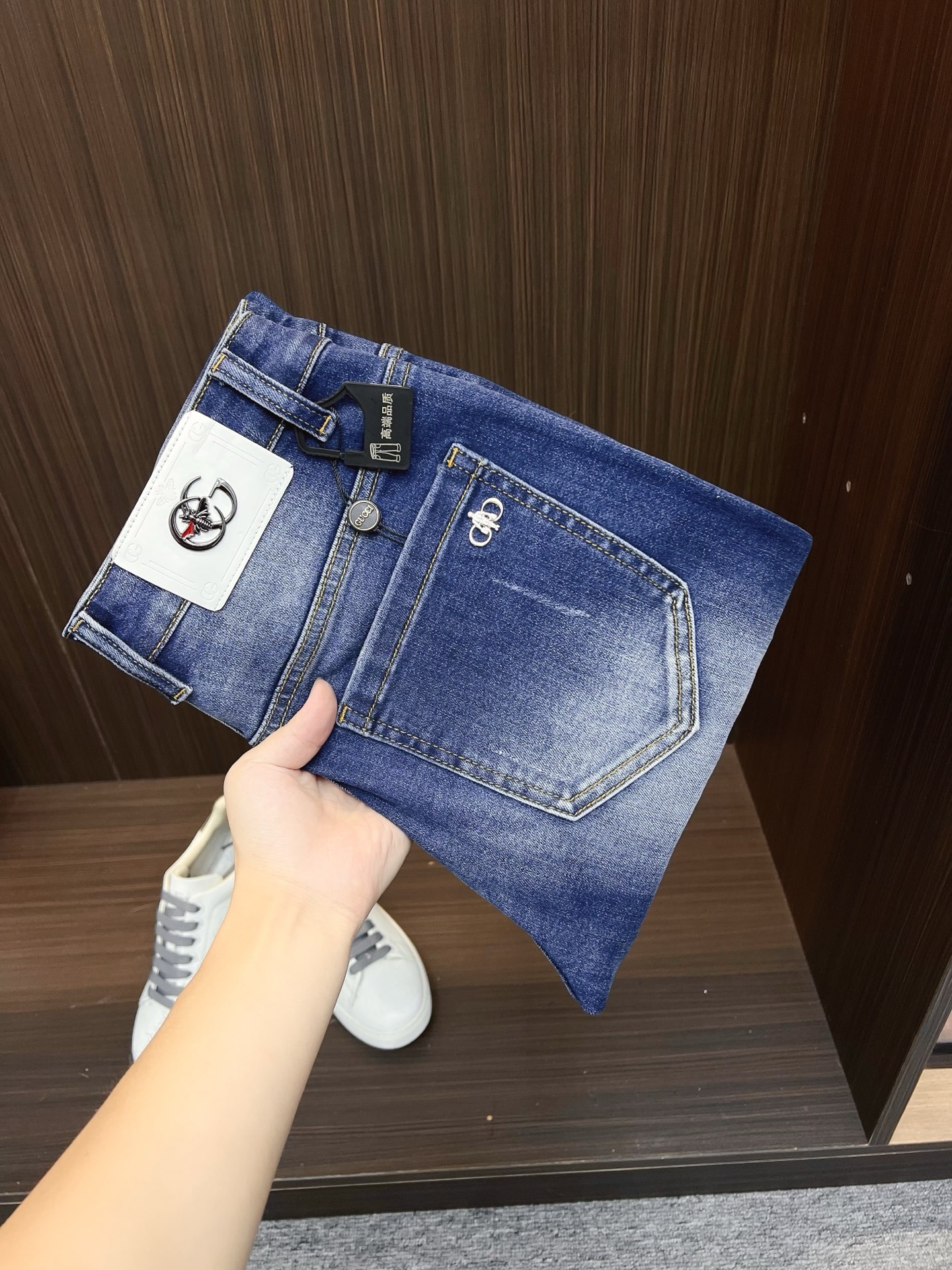 NO:682481,GUCCI men's denim jeans, official album and poster outfit style!  High-grade imported denim raw color fabrics are supplied to customers, and the pure 13oz denim fabrics from Okayama, Japan are specially selected. Heavy-duty environmentally friendly plant enzyme washing process is used. The texture has a light retro color, which is quite beautiful and is very suitable for autumn and winter color matching. The fabric is soft and delicate after washing, but has strong bones and a slight stretch, providing an excellent comfortable experience. There is no damage from any technological elements throughout the body, retaining the purest tannin color!  The details throughout the body are perfect, exquisite and sophisticated. The latest leather label on the waist highlights the brand's characteristics. The hardware accessories, leather label and wiring all reflect the craftsmanship!  The silhouette is perfectly tailored and has excellent butt lift and slimming effect. It can be easily matched with any top in the wardrobe. It has wide compatibility and is suitable for various daily wear. The upper body is full of style. It is a must-have trousers for those who are obsessed with quality control and 1V!  Size 29-38 (not 35.37),,gucci,jeans,19860909GUCCI 古奇 男士丹宁牛仔裤,官宣画册海报穿搭款！ 客供高级进口的丹宁原色面料,特选日本冈山纯正13oz 盎司牛仔布料,重磅环保植物酵素水洗工艺,肌理有着淡淡的复古色彩,相当漂亮,极符合秋冬的配色,面料经过水洗后柔软细腻,但筋骨感极强,且略带弹力,提供了绝佳的舒适体验,通身无任何工艺元素破坏,保留了最纯粹的丹宁本色！通身细节完美如斯,精湛且考究,最新的腰部皮标彰显了品牌特质,五金配件、皮标、走线无不体现出匠心工艺！版型剪裁完美,提臀修身效果绝佳,可轻松横扫衣橱任何的上装搭配,兼容性广泛,满足于日常各种穿搭,上身型款十足,于品质控及1V迷控者必入型裤装！ 尺码29—38（没35.37）,,gucci,jeans,,Men's clothing