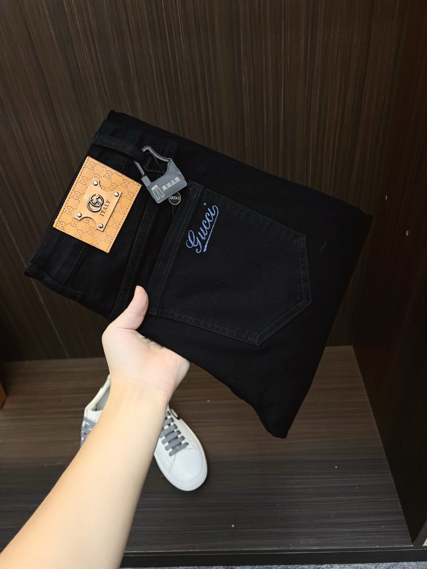 NO:682497,GUCCI men's denim jeans, official album and poster outfit style!  High-grade imported denim raw color fabrics are supplied to customers, and the pure 13oz denim fabrics from Okayama, Japan are specially selected. Heavy-duty environmentally friendly plant enzyme washing process is used. The texture has a light retro color, which is quite beautiful and is very suitable for autumn and winter color matching. The fabric is soft and delicate after washing, but has strong bones and a slight stretch, providing an excellent comfortable experience. There is no damage from any technological elements throughout the body, retaining the purest tannin color!  The details throughout the body are perfect, exquisite and sophisticated. The latest leather label on the waist highlights the brand's characteristics. The hardware accessories, leather label and wiring all reflect the craftsmanship!  The silhouette is perfectly tailored and has excellent butt lift and slimming effect. It can be easily matched with any top in the wardrobe. It has wide compatibility and is suitable for various daily wear. The upper body is full of style. It is a must-have trousers for those who are obsessed with quality control and 1V!  Size 29-38 (not 35.37),,gucci,jeans,19860909GUCCI 古奇 男士丹宁牛仔裤,官宣画册海报穿搭款！ 客供高级进口的丹宁原色面料,特选日本冈山纯正13oz 盎司牛仔布料,重磅环保植物酵素水洗工艺,肌理有着淡淡的复古色彩,相当漂亮,极符合秋冬的配色,面料经过水洗后柔软细腻,但筋骨感极强,且略带弹力,提供了绝佳的舒适体验,通身无任何工艺元素破坏,保留了最纯粹的丹宁本色！通身细节完美如斯,精湛且考究,最新的腰部皮标彰显了品牌特质,五金配件、皮标、走线无不体现出匠心工艺！版型剪裁完美,提臀修身效果绝佳,可轻松横扫衣橱任何的上装搭配,兼容性广泛,满足于日常各种穿搭,上身型款十足,于品质控及1V迷控者必入型裤装！ 尺码29—38（没35.37）,,gucci,jeans,,Men's clothing