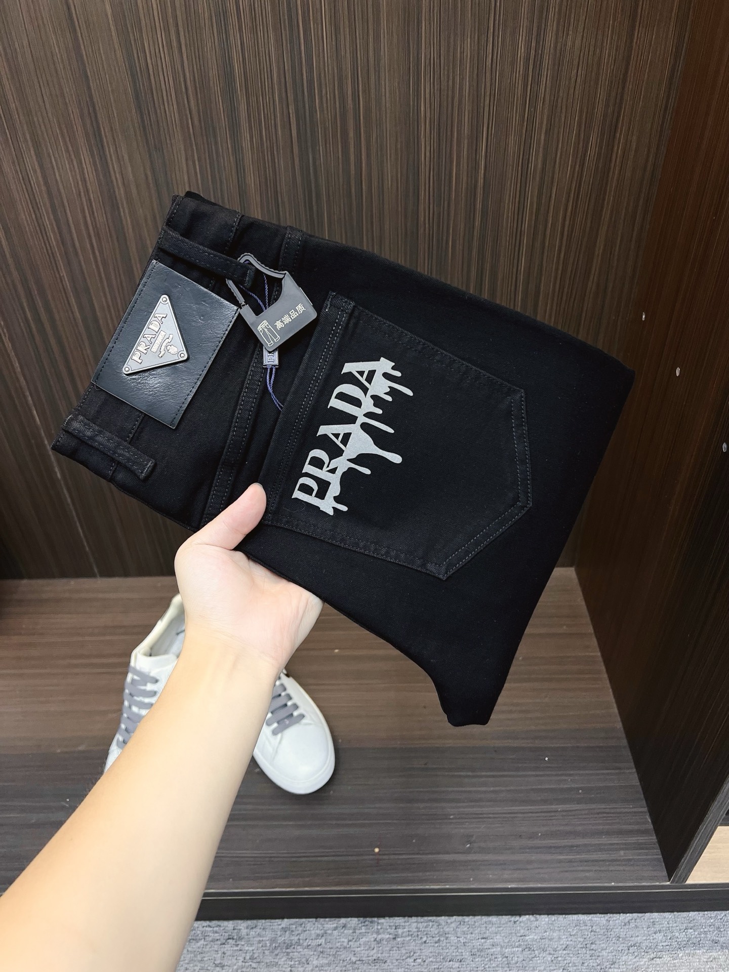 NO:600769,PRADA Men's denim jeans, official album and poster outfit!  High-grade imported denim raw color fabrics are supplied to customers, and the pure 13oz denim fabrics from Okayama, Japan are specially selected. Heavy-duty environmentally friendly plant enzyme washing process is used. The texture has a light retro color, which is quite beautiful and is very suitable for autumn and winter color matching. The fabric is soft and delicate after washing, but has strong bones and a slight stretch, providing an excellent comfortable experience. There is no damage from any technological elements throughout the body, retaining the purest tannin color!  The details throughout the body are perfect, exquisite and sophisticated. The latest leather label on the waist highlights the brand's characteristics. The hardware accessories, leather label and wiring all reflect the craftsmanship!  The silhouette is perfectly tailored and has excellent butt lift and slimming effect. It can be easily matched with any top in the wardrobe. It has wide compatibility and is suitable for various daily wear. The upper body is full of style. It is a must-have trousers for those who are obsessed with quality control and 1V!  Size 29-38 (not 35.37), prada, prada, jeans, alexander wang19860909PRADA 普拉达 男士丹宁牛仔裤,官宣画册海报穿搭款！ 客供高级进口的丹宁原色面料,特选日本冈山纯正13oz 盎司牛仔布料,重磅环保植物酵素水洗工艺,肌理有着淡淡的复古色彩,相当漂亮,极符合秋冬的配色,面料经过水洗后柔软细腻,但筋骨感极强,且略带弹力,提供了绝佳的舒适体验,通身无任何工艺元素破坏,保留了最纯粹的丹宁本色！通身细节完美如斯,精湛且考究,最新的腰部皮标彰显了品牌特质,五金配件、皮标、走线无不体现出匠心工艺！版型剪裁完美,提臀修身效果绝佳,可轻松横扫衣橱任何的上装搭配,兼容性广泛,满足于日常各种穿搭,上身型款十足,于品质控及1V迷控者必入型裤装！ 尺码29—38（没35.37）,,prada,prada,jeans,alexander wang,Men's clothing