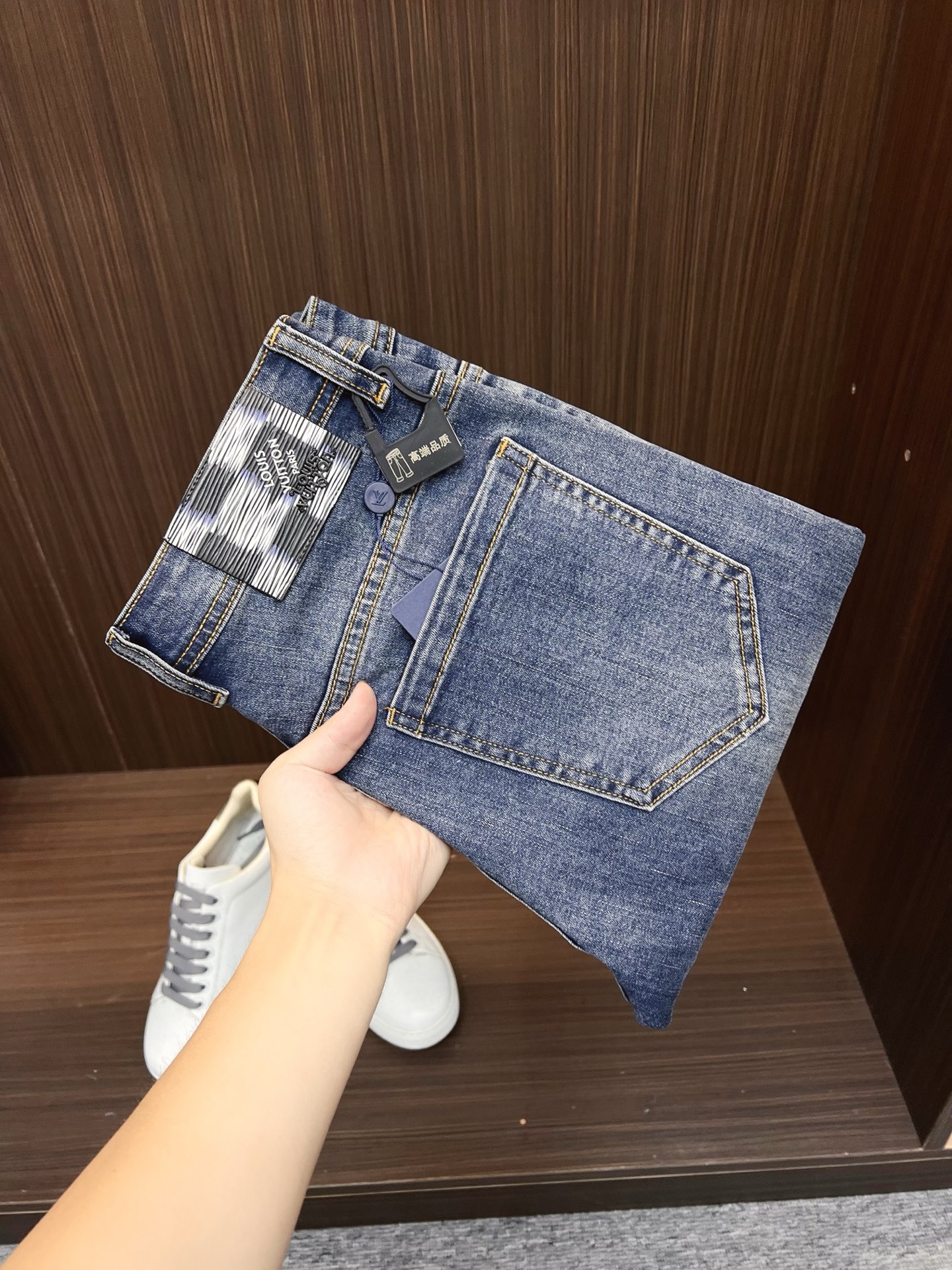 NO:600771,LV men's denim jeans, official album and poster outfit style!  High-grade imported denim raw color fabrics are supplied to customers, and the pure 13oz denim fabrics from Okayama, Japan are specially selected. Heavy-duty environmentally friendly plant enzyme washing process is used. The texture has a light retro color, which is quite beautiful and is very suitable for autumn and winter color matching. The fabric is soft and delicate after washing, but has strong bones and a slight stretch, providing an excellent comfortable experience. There is no damage from any technological elements throughout the body, retaining the purest tannin color!  The details throughout the body are perfect, exquisite and sophisticated. The latest leather label on the waist highlights the brand's characteristics. The hardware accessories, leather label and wiring all reflect the craftsmanship!  The silhouette is perfectly tailored and has excellent butt lift and slimming effect. It can be easily matched with any top in the wardrobe. It has wide compatibility and is suitable for various daily wear. The upper body is full of style. It is a must-have trousers for those who are obsessed with quality control and 1V!  Size 29-38 (not 35.37),,louis vuitton,jeans,alexander wang19860909LV 男士丹宁牛仔裤,官宣画册海报穿搭款！ 客供高级进口的丹宁原色面料,特选日本冈山纯正13oz 盎司牛仔布料,重磅环保植物酵素水洗工艺,肌理有着淡淡的复古色彩,相当漂亮,极符合秋冬的配色,面料经过水洗后柔软细腻,但筋骨感极强,且略带弹力,提供了绝佳的舒适体验,通身无任何工艺元素破坏,保留了最纯粹的丹宁本色！通身细节完美如斯,精湛且考究,最新的腰部皮标彰显了品牌特质,五金配件、皮标、走线无不体现出匠心工艺！版型剪裁完美,提臀修身效果绝佳,可轻松横扫衣橱任何的上装搭配,兼容性广泛,满足于日常各种穿搭,上身型款十足,于品质控及1V迷控者必入型裤装！ 尺码29—38（没35.37）,,louis vuitton,jeans,alexander wang,Men's clothing