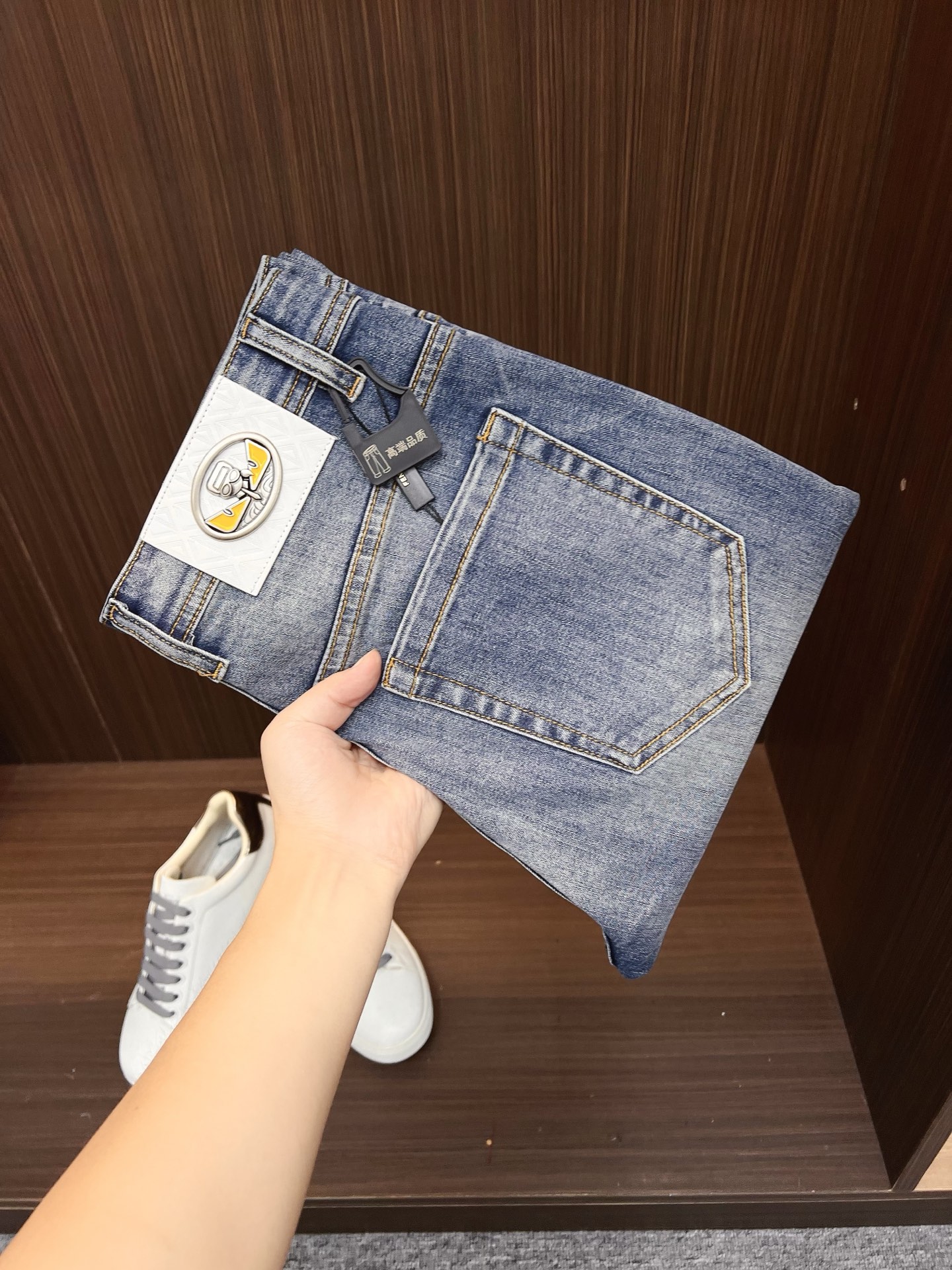 NO:600772,FENDI Fendi Men's Denim Jeans, Official Announcement Album and Poster Style!  High-grade imported denim raw color fabrics are supplied to customers, and the pure 13oz denim fabrics from Okayama, Japan are specially selected. Heavy-duty environmentally friendly plant enzyme washing process is used. The texture has a light retro color, which is quite beautiful and is very suitable for autumn and winter color matching. The fabric is soft and delicate after washing, but has strong bones and a slight stretch, providing an excellent comfortable experience. There is no damage from any technological elements throughout the body, retaining the purest tannin color!  The details throughout the body are perfect, exquisite and sophisticated. The latest leather label on the waist highlights the brand's characteristics. The hardware accessories, leather label and wiring all reflect the craftsmanship!  The silhouette is perfectly tailored and has excellent butt lift and slimming effect. It can be easily matched with any top in the wardrobe. It has wide compatibility and is suitable for various daily wear. The upper body is full of style. It is a must-have trousers for those who are obsessed with quality control and 1V!  Size 29-38 (not 35.37),,fendi,fendi,jeans,alexander wang19860909FENDI 芬迪 男士丹宁牛仔裤,官宣画册海报穿搭款！ 客供高级进口的丹宁原色面料,特选日本冈山纯正13oz 盎司牛仔布料,重磅环保植物酵素水洗工艺,肌理有着淡淡的复古色彩,相当漂亮,极符合秋冬的配色,面料经过水洗后柔软细腻,但筋骨感极强,且略带弹力,提供了绝佳的舒适体验,通身无任何工艺元素破坏,保留了最纯粹的丹宁本色！通身细节完美如斯,精湛且考究,最新的腰部皮标彰显了品牌特质,五金配件、皮标、走线无不体现出匠心工艺！版型剪裁完美,提臀修身效果绝佳,可轻松横扫衣橱任何的上装搭配,兼容性广泛,满足于日常各种穿搭,上身型款十足,于品质控及1V迷控者必入型裤装！ 尺码29—38（没35.37）,,fendi,fendi,jeans,alexander wang,Men's clothing