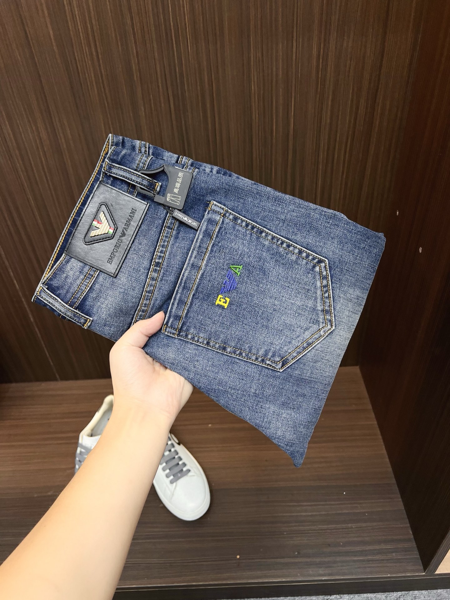 NO:600775,Armani Armani men's denim jeans, official album and poster wear style!  High-grade imported denim raw color fabrics are supplied to customers, and the pure 13oz denim fabrics from Okayama, Japan are specially selected. Heavy-duty environmentally friendly plant enzyme washing process is used. The texture has a light retro color, which is quite beautiful and is very suitable for autumn and winter color matching. The fabric is soft and delicate after washing, but has strong bones and a slight stretch, providing an excellent comfortable experience. There is no damage from any technological elements throughout the body, retaining the purest tannin color!  The details throughout the body are perfect, exquisite and sophisticated. The latest leather label on the waist highlights the brand's characteristics. The hardware accessories, leather label and wiring all reflect the craftsmanship!  The silhouette is perfectly tailored and has excellent butt lift and slimming effect. It can be easily matched with any top in the wardrobe. It has wide compatibility and is suitable for various daily wear. The upper body is full of style. It is a must-have trousers for those who are obsessed with quality control and 1V!  Size 29-38 (not 35.37),,armani,armani,jeans,alexander wang19860909Armani 阿玛尼 男士丹宁牛仔裤,官宣画册海报穿搭款！ 客供高级进口的丹宁原色面料,特选日本冈山纯正13oz 盎司牛仔布料,重磅环保植物酵素水洗工艺,肌理有着淡淡的复古色彩,相当漂亮,极符合秋冬的配色,面料经过水洗后柔软细腻,但筋骨感极强,且略带弹力,提供了绝佳的舒适体验,通身无任何工艺元素破坏,保留了最纯粹的丹宁本色！通身细节完美如斯,精湛且考究,最新的腰部皮标彰显了品牌特质,五金配件、皮标、走线无不体现出匠心工艺！版型剪裁完美,提臀修身效果绝佳,可轻松横扫衣橱任何的上装搭配,兼容性广泛,满足于日常各种穿搭,上身型款十足,于品质控及1V迷控者必入型裤装！ 尺码29—38（没35.37）,,armani,armani,jeans,alexander wang,Men's clothing