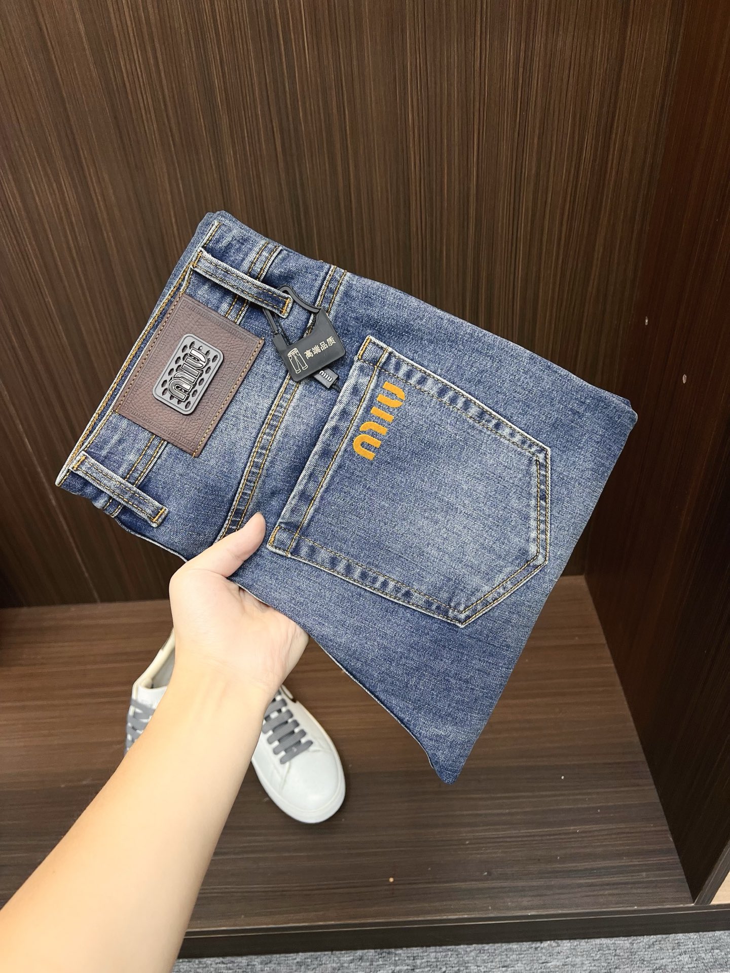 NO:600778,miu miu men's denim jeans, official album and poster style!  High-grade imported denim raw color fabrics are supplied to customers, and the pure 13oz denim fabrics from Okayama, Japan are specially selected. Heavy-duty environmentally friendly plant enzyme washing process is used. The texture has a light retro color, which is quite beautiful and is very suitable for autumn and winter color matching. The fabric is soft and delicate after washing, but has strong bones and a slight stretch, providing an excellent comfortable experience. There is no damage from any technological elements throughout the body, retaining the purest tannin color!  The details throughout the body are perfect, exquisite and sophisticated. The latest leather label on the waist highlights the brand's characteristics. The hardware accessories, leather label and wiring all reflect the craftsmanship!  The silhouette is perfectly tailored and has excellent butt lift and slimming effect. It can be easily matched with any top in the wardrobe. It has wide compatibility and is suitable for various daily wear. The upper body is full of style. It is a must-have trousers for those who are obsessed with quality control and 1V!  Size 29-38 (not 35.37),,miumiu,jeans,alexander wang19860909miu miu 男士丹宁牛仔裤,官宣画册海报穿搭款！ 客供高级进口的丹宁原色面料,特选日本冈山纯正13oz 盎司牛仔布料,重磅环保植物酵素水洗工艺,肌理有着淡淡的复古色彩,相当漂亮,极符合秋冬的配色,面料经过水洗后柔软细腻,但筋骨感极强,且略带弹力,提供了绝佳的舒适体验,通身无任何工艺元素破坏,保留了最纯粹的丹宁本色！通身细节完美如斯,精湛且考究,最新的腰部皮标彰显了品牌特质,五金配件、皮标、走线无不体现出匠心工艺！版型剪裁完美,提臀修身效果绝佳,可轻松横扫衣橱任何的上装搭配,兼容性广泛,满足于日常各种穿搭,上身型款十足,于品质控及1V迷控者必入型裤装！ 尺码29—38（没35.37）,,miumiu,jeans,alexander wang,Men's clothing