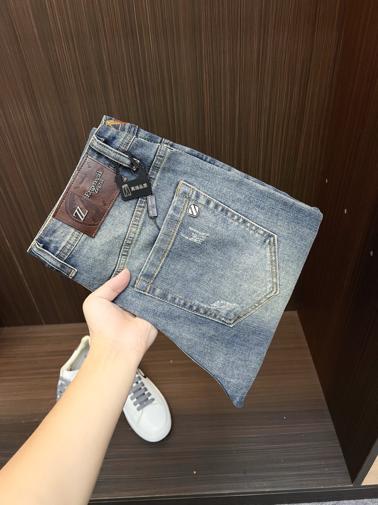 NO:600781,Ermenegildo Zegna men's denim jeans, official album and poster wear style!  High-grade imported denim raw color fabrics are supplied to customers, and the pure 13oz denim fabrics from Okayama, Japan are specially selected. Heavy-duty environmentally friendly plant enzyme washing process is used. The texture has a light retro color, which is quite beautiful and is very suitable for autumn and winter color matching. The fabric is soft and delicate after washing, but has strong bones and a slight stretch, providing an excellent comfortable experience. There is no damage from any technological elements throughout the body, retaining the purest tannin color!  The details throughout the body are perfect, exquisite and sophisticated. The latest leather label on the waist highlights the brand's characteristics. The hardware accessories, leather label and wiring all reflect the craftsmanship!  The silhouette is perfectly tailored and has excellent butt lift and slimming effect. It can be easily matched with any top in the wardrobe. It has wide compatibility and is suitable for various daily wear. The upper body is full of style. It is a must-have trousers for those who are obsessed with quality control and 1V!  Size 29-38 (not 35.37),,zegna,jeans,alexander wang19860909杰尼亚 男士丹宁牛仔裤,官宣画册海报穿搭款！ 客供高级进口的丹宁原色面料,特选日本冈山纯正13oz 盎司牛仔布料,重磅环保植物酵素水洗工艺,肌理有着淡淡的复古色彩,相当漂亮,极符合秋冬的配色,面料经过水洗后柔软细腻,但筋骨感极强,且略带弹力,提供了绝佳的舒适体验,通身无任何工艺元素破坏,保留了最纯粹的丹宁本色！通身细节完美如斯,精湛且考究,最新的腰部皮标彰显了品牌特质,五金配件、皮标、走线无不体现出匠心工艺！版型剪裁完美,提臀修身效果绝佳,可轻松横扫衣橱任何的上装搭配,兼容性广泛,满足于日常各种穿搭,上身型款十足,于品质控及1V迷控者必入型裤装！ 尺码29—38（没35.37）,,zegna,jeans,alexander wang,Men's clothing