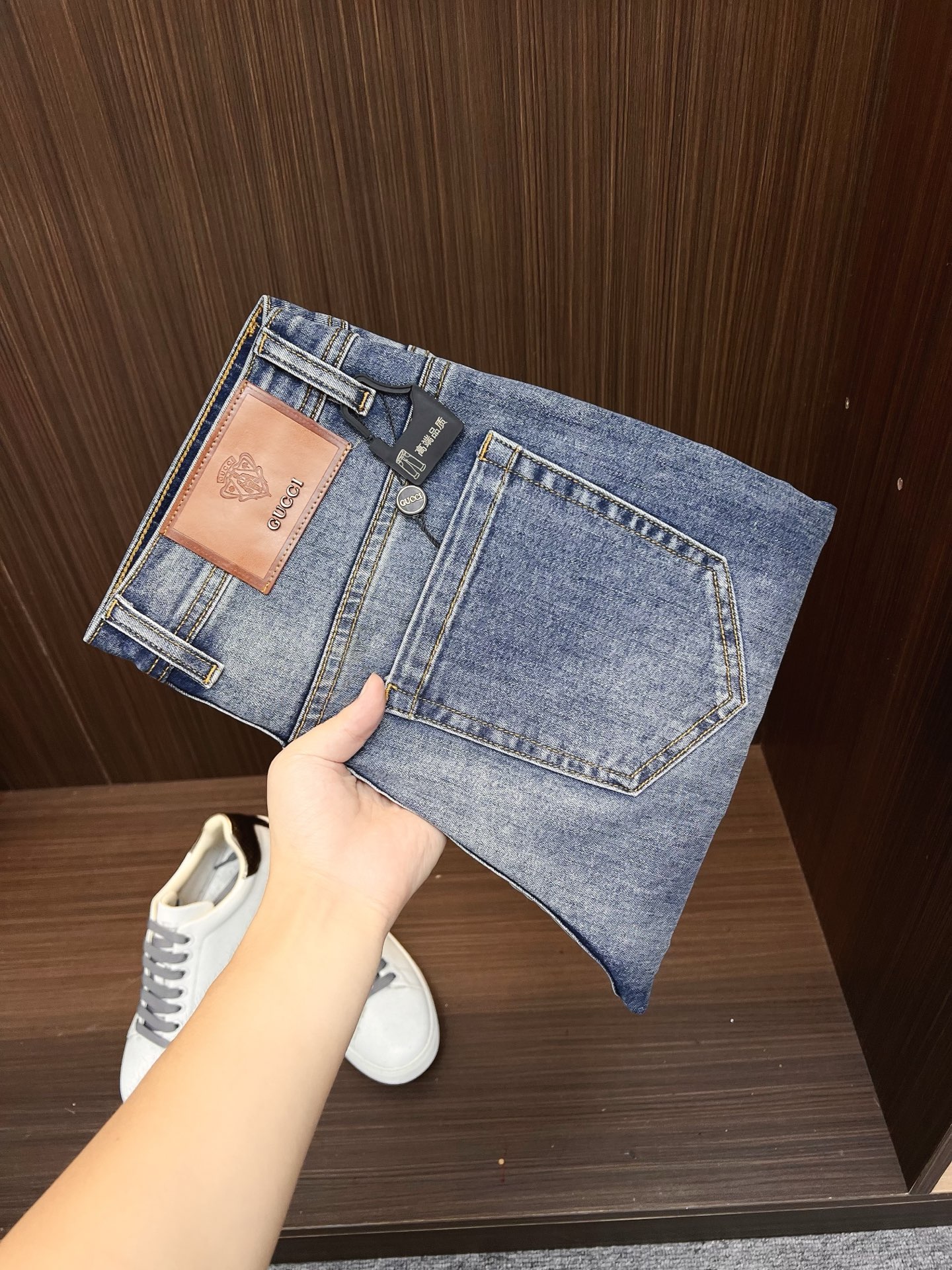NO:600784,GUCCI men's denim jeans, official album and poster outfit style!  High-grade imported denim raw color fabrics are supplied to customers, and the pure 13oz denim fabrics from Okayama, Japan are specially selected. Heavy-duty environmentally friendly plant enzyme washing process is used. The texture has a light retro color, which is quite beautiful and is very suitable for autumn and winter color matching. The fabric is soft and delicate after washing, but has strong bones and a slight stretch, providing an excellent comfortable experience. There is no damage from any technological elements throughout the body, retaining the purest tannin color!  The details throughout the body are perfect, exquisite and sophisticated. The latest leather label on the waist highlights the brand's characteristics. The hardware accessories, leather label and wiring all reflect the craftsmanship!  The silhouette is perfectly tailored and has excellent butt lift and slimming effect. It can be easily matched with any top in the wardrobe. It has wide compatibility and is suitable for various daily wear. The upper body is full of style. It is a must-have trousers for those who are obsessed with quality control and 1V!  Size 29-38 (not 35.37),,gucci,jeans,alexander wang19860909GUCCI 古奇 男士丹宁牛仔裤,官宣画册海报穿搭款！ 客供高级进口的丹宁原色面料,特选日本冈山纯正13oz 盎司牛仔布料,重磅环保植物酵素水洗工艺,肌理有着淡淡的复古色彩,相当漂亮,极符合秋冬的配色,面料经过水洗后柔软细腻,但筋骨感极强,且略带弹力,提供了绝佳的舒适体验,通身无任何工艺元素破坏,保留了最纯粹的丹宁本色！通身细节完美如斯,精湛且考究,最新的腰部皮标彰显了品牌特质,五金配件、皮标、走线无不体现出匠心工艺！版型剪裁完美,提臀修身效果绝佳,可轻松横扫衣橱任何的上装搭配,兼容性广泛,满足于日常各种穿搭,上身型款十足,于品质控及1V迷控者必入型裤装！ 尺码29—38（没35.37）,,gucci,jeans,alexander wang,Men's clothing