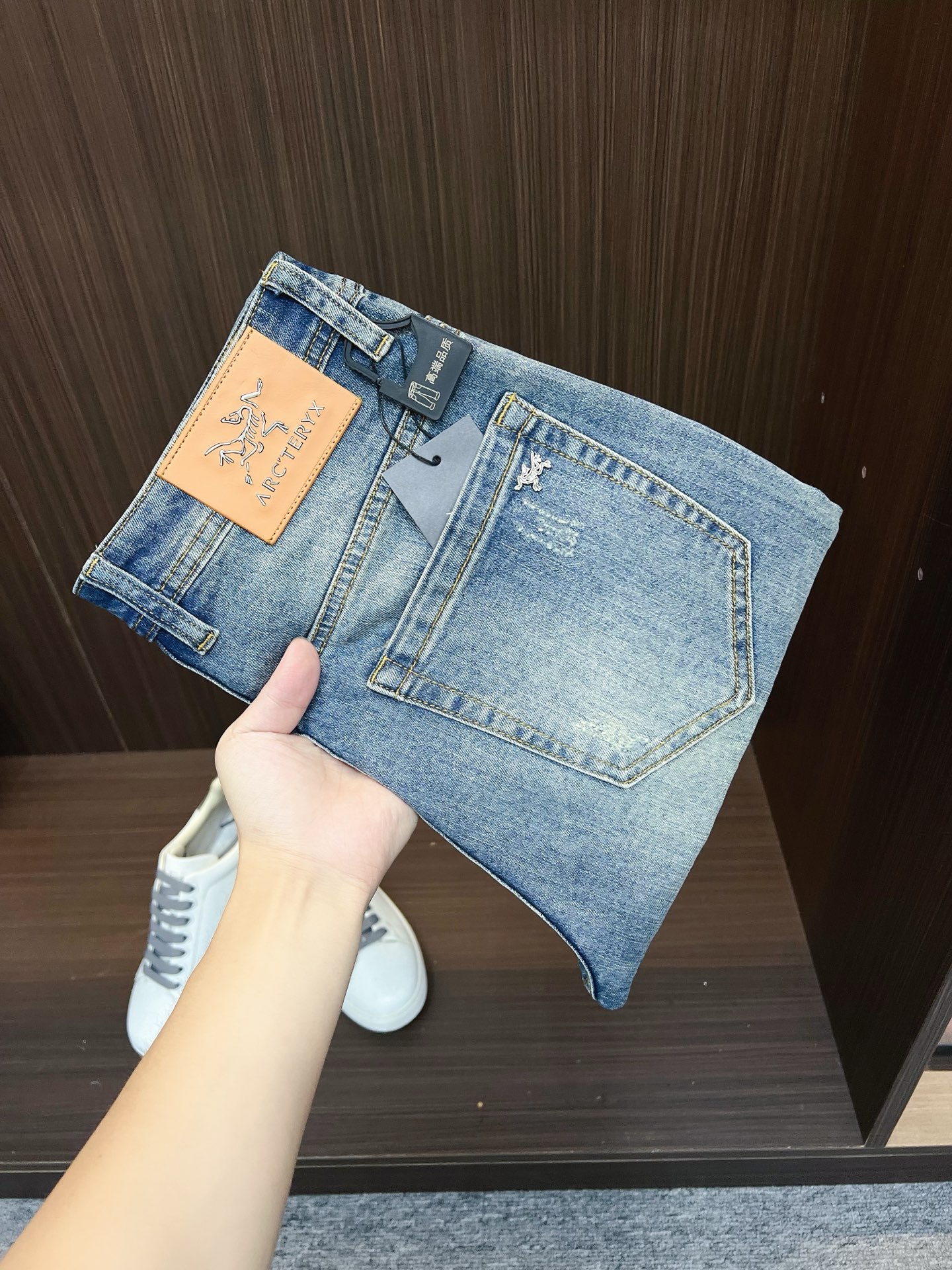 NO:647881,Arc'teryx men's fashionable large-leg jeans, official album and poster wear style!  High-grade imported denim raw color fabrics are supplied to customers, and the pure 13oz denim fabrics from Okayama, Japan are specially selected. Heavy-duty environmentally friendly plant enzyme washing process is used. The texture has a light retro color, which is quite beautiful and is very suitable for autumn and winter color matching. The fabric is soft and delicate after washing, but has strong bones and a slight stretch, providing an excellent comfortable experience. There is no damage from any technological elements throughout the body, retaining the purest tannin color!  The details throughout the body are perfect, exquisite and sophisticated. The latest leather label on the waist highlights the brand's characteristics. The hardware accessories, leather label and wiring all reflect the craftsmanship!  The silhouette is perfectly tailored and has excellent butt lift and slimming effect. It can be easily matched with any top in the wardrobe. It has wide compatibility and is suitable for various daily wear. The upper body is full of style. It is a must-have trousers for those who are obsessed with quality control and 1V!  Size 29-38 No 35 37,arc'teryx,jeans,alexander wang19860909始祖鸟 男士时尚潮流大裤脚牛仔裤,官宣画册海报穿搭款！ 客供高级进口的丹宁原色面料,特选日本冈山纯正13oz 盎司牛仔布料,重磅环保植物酵素水洗工艺,肌理有着淡淡的复古色彩,相当漂亮,极符合秋冬的配色,面料经过水洗后柔软细腻,但筋骨感极强,且略带弹力,提供了绝佳的舒适体验,通身无任何工艺元素破坏,保留了最纯粹的丹宁本色！通身细节完美如斯,精湛且考究,最新的腰部皮标彰显了品牌特质,五金配件、皮标、走线无不体现出匠心工艺！版型剪裁完美,提臀修身效果绝佳,可轻松横扫衣橱任何的上装搭配,兼容性广泛,满足于日常各种穿搭,上身型款十足,于品质控及1V迷控者必入型裤装！ 尺码29-38 无35 37,arc'teryx,jeans,alexander wang,Men's clothing