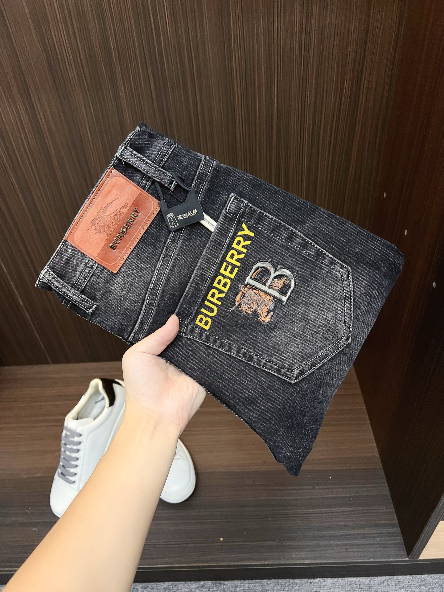 NO:647876,Burberry men's fashionable large-leg jeans, official album and poster wear style!  High-grade imported denim raw color fabrics are supplied to customers, and the pure 13oz denim fabrics from Okayama, Japan are specially selected. Heavy-duty environmentally friendly plant enzyme washing process is used. The texture has a light retro color, which is quite beautiful and is very suitable for autumn and winter color matching. The fabric is soft and delicate after washing, but has strong bones and a slight stretch, providing an excellent comfortable experience. There is no damage from any technological elements throughout the body, retaining the purest tannin color!  The details throughout the body are perfect, exquisite and sophisticated. The latest leather label on the waist highlights the brand's characteristics. The hardware accessories, leather label and wiring all reflect the craftsmanship!  The silhouette is perfectly tailored and has excellent butt lift and slimming effect. It can be easily matched with any top in the wardrobe. It has wide compatibility and is suitable for various daily wear. The upper body is full of style. It is a must-have trousers for those who are obsessed with quality control and 1V!  Size 29-38 No 35 37,,burberry,burberry,jeans,alexander wang19860909Burberry 巴宝莉 男士时尚潮流大裤脚牛仔裤,官宣画册海报穿搭款！ 客供高级进口的丹宁原色面料,特选日本冈山纯正13oz 盎司牛仔布料,重磅环保植物酵素水洗工艺,肌理有着淡淡的复古色彩,相当漂亮,极符合秋冬的配色,面料经过水洗后柔软细腻,但筋骨感极强,且略带弹力,提供了绝佳的舒适体验,通身无任何工艺元素破坏,保留了最纯粹的丹宁本色！通身细节完美如斯,精湛且考究,最新的腰部皮标彰显了品牌特质,五金配件、皮标、走线无不体现出匠心工艺！版型剪裁完美,提臀修身效果绝佳,可轻松横扫衣橱任何的上装搭配,兼容性广泛,满足于日常各种穿搭,上身型款十足,于品质控及1V迷控者必入型裤装！ 尺码29-38 无35 37,,burberry,burberry,jeans,alexander wang,Men's clothing