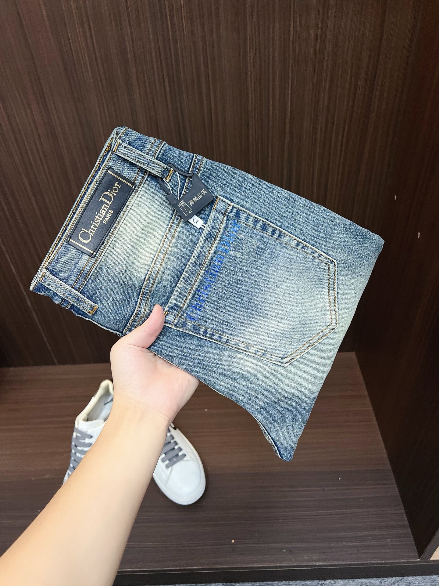 NO:647873,Dior Dior men's fashionable large-leg jeans, official album and poster wear style!  High-grade imported denim raw color fabrics are supplied to customers, and the pure 13oz denim fabrics from Okayama, Japan are specially selected. Heavy-duty environmentally friendly plant enzyme washing process is used. The texture has a light retro color, which is quite beautiful and is very suitable for autumn and winter color matching. The fabric is soft and delicate after washing, but has strong bones and a slight stretch, providing an excellent comfortable experience. There is no damage from any technological elements throughout the body, retaining the purest tannin color!  The details throughout the body are perfect, exquisite and sophisticated. The latest leather label on the waist highlights the brand's characteristics. The hardware accessories, leather label and wiring all reflect the craftsmanship!  The silhouette is perfectly tailored and has excellent butt lift and slimming effect. It can be easily matched with any top in the wardrobe. It has wide compatibility and is suitable for various daily wear. The upper body is full of style. It is a must-have trousers for those who are obsessed with quality control and 1V!  Size 29-38 No 35 37,,dior,dior,jeans,alexander wang19860909Dior 迪奥 男士时尚潮流大裤脚牛仔裤,官宣画册海报穿搭款！ 客供高级进口的丹宁原色面料,特选日本冈山纯正13oz 盎司牛仔布料,重磅环保植物酵素水洗工艺,肌理有着淡淡的复古色彩,相当漂亮,极符合秋冬的配色,面料经过水洗后柔软细腻,但筋骨感极强,且略带弹力,提供了绝佳的舒适体验,通身无任何工艺元素破坏,保留了最纯粹的丹宁本色！通身细节完美如斯,精湛且考究,最新的腰部皮标彰显了品牌特质,五金配件、皮标、走线无不体现出匠心工艺！版型剪裁完美,提臀修身效果绝佳,可轻松横扫衣橱任何的上装搭配,兼容性广泛,满足于日常各种穿搭,上身型款十足,于品质控及1V迷控者必入型裤装！ 尺码29-38 无35 37,,dior,dior,jeans,alexander wang,Men's clothing