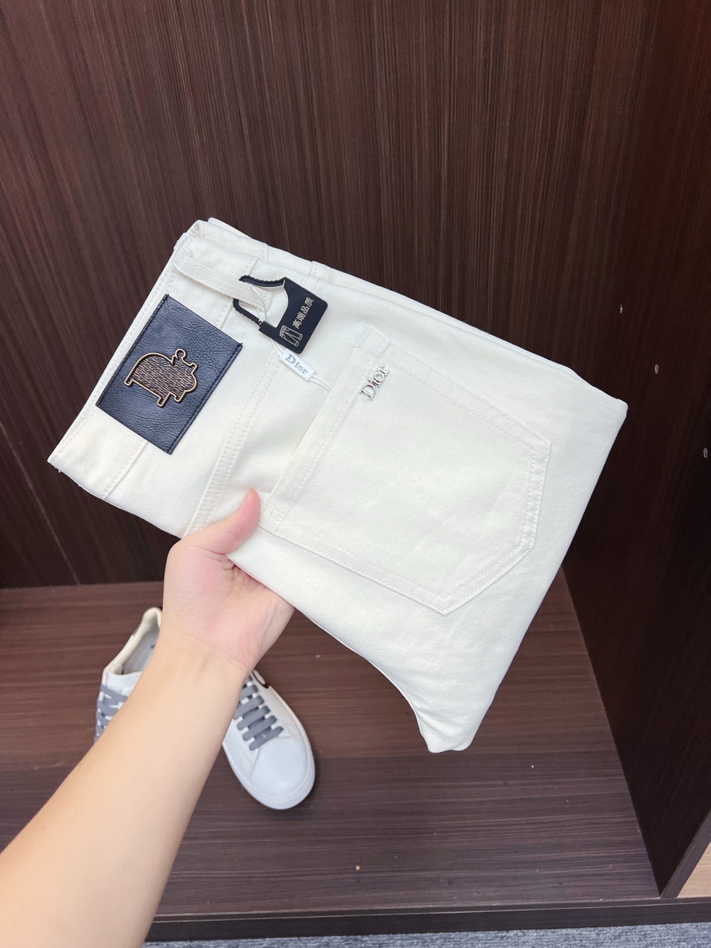 NO:682526,Dior men's denim jeans, official album and poster style!  High-grade imported denim raw color fabrics are supplied to customers, and the pure 13oz denim fabrics from Okayama, Japan are specially selected. Heavy-duty environmentally friendly plant enzyme washing process is used. The texture has a light retro color, which is quite beautiful and is very suitable for autumn and winter color matching. The fabric is soft and delicate after washing, but has strong bones and a slight stretch, providing an excellent comfortable experience. There is no damage from any technological elements throughout the body, retaining the purest tannin color!  The details throughout the body are perfect, exquisite and sophisticated. The latest leather label on the waist highlights the brand's characteristics. The hardware accessories, leather label and wiring all reflect the craftsmanship!  The silhouette is perfectly tailored and has excellent butt lift and slimming effect. It can be easily matched with any top in the wardrobe. It has wide compatibility and is suitable for various daily wear. The upper body is full of style. It is a must-have trousers for those who are obsessed with quality control and 1V!  Size 29-38 (not 35.37), dior, dior, jeans,19860909Dior 迪奥 男士丹宁牛仔裤,官宣画册海报穿搭款！ 客供高级进口的丹宁原色面料,特选日本冈山纯正13oz 盎司牛仔布料,重磅环保植物酵素水洗工艺,肌理有着淡淡的复古色彩,相当漂亮,极符合秋冬的配色,面料经过水洗后柔软细腻,但筋骨感极强,且略带弹力,提供了绝佳的舒适体验,通身无任何工艺元素破坏,保留了最纯粹的丹宁本色！通身细节完美如斯,精湛且考究,最新的腰部皮标彰显了品牌特质,五金配件、皮标、走线无不体现出匠心工艺！版型剪裁完美,提臀修身效果绝佳,可轻松横扫衣橱任何的上装搭配,兼容性广泛,满足于日常各种穿搭,上身型款十足,于品质控及1V迷控者必入型裤装！ 尺码29—38（没35.37）,,dior,dior,jeans,,Men's clothing