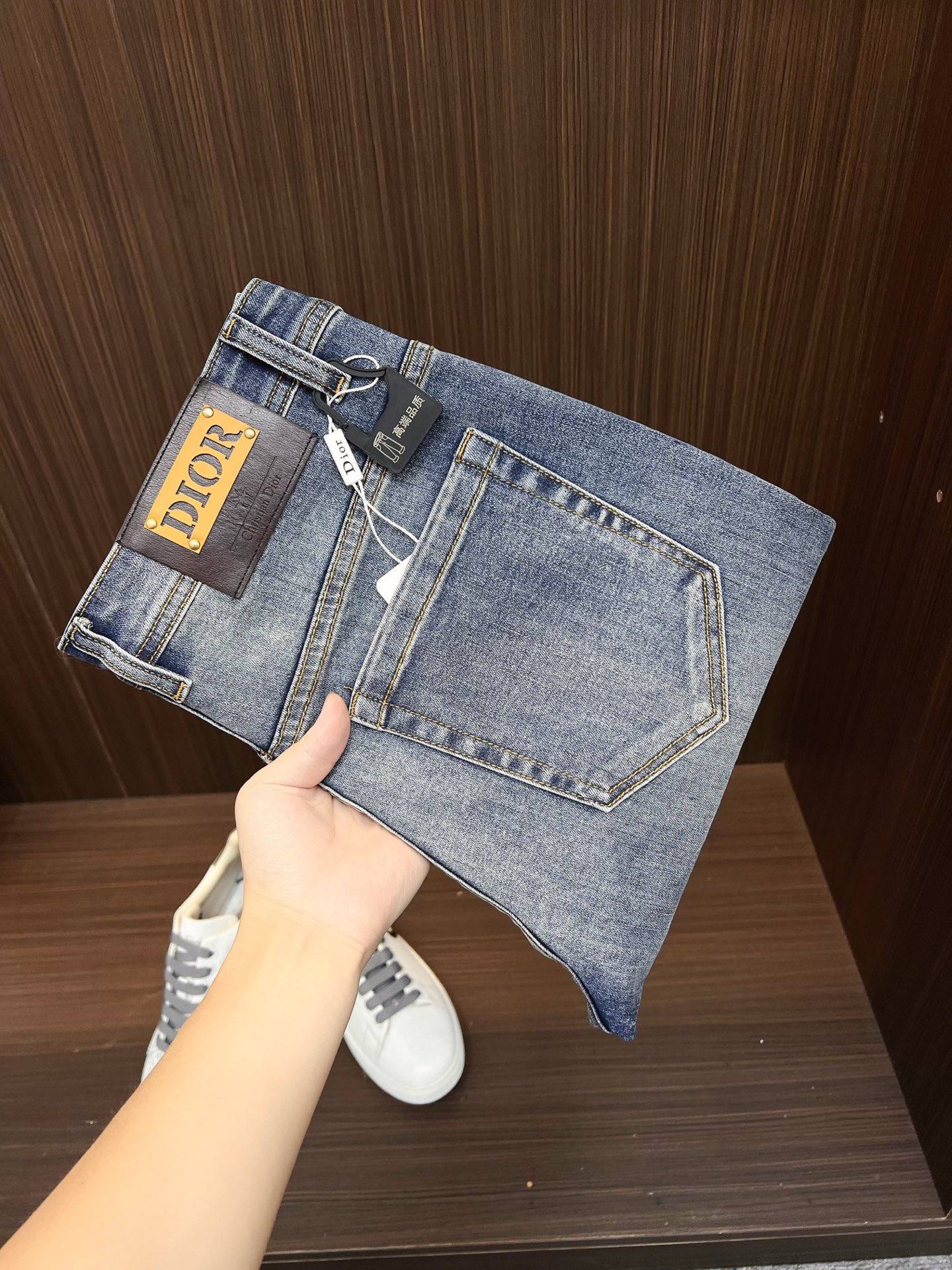 NO:682516,Dior men's denim jeans, official album and poster style!  High-grade imported denim raw color fabrics are supplied to customers, and the pure 13oz denim fabrics from Okayama, Japan are specially selected. Heavy-duty environmentally friendly plant enzyme washing process is used. The texture has a light retro color, which is quite beautiful and is very suitable for autumn and winter color matching. The fabric is soft and delicate after washing, but has strong bones and a slight stretch, providing an excellent comfortable experience. There is no damage from any technological elements throughout the body, retaining the purest tannin color!  The details throughout the body are perfect, exquisite and sophisticated. The latest leather label on the waist highlights the brand's characteristics. The hardware accessories, leather label and wiring all reflect the craftsmanship!  The silhouette is perfectly tailored and has excellent butt lift and slimming effect. It can be easily matched with any top in the wardrobe. It has wide compatibility and is suitable for various daily wear. The upper body is full of style. It is a must-have trousers for those who are obsessed with quality control and 1V!  Size 29-38 (not 35.37), dior, dior, jeans,19860909Dior 迪奥 男士丹宁牛仔裤,官宣画册海报穿搭款！ 客供高级进口的丹宁原色面料,特选日本冈山纯正13oz 盎司牛仔布料,重磅环保植物酵素水洗工艺,肌理有着淡淡的复古色彩,相当漂亮,极符合秋冬的配色,面料经过水洗后柔软细腻,但筋骨感极强,且略带弹力,提供了绝佳的舒适体验,通身无任何工艺元素破坏,保留了最纯粹的丹宁本色！通身细节完美如斯,精湛且考究,最新的腰部皮标彰显了品牌特质,五金配件、皮标、走线无不体现出匠心工艺！版型剪裁完美,提臀修身效果绝佳,可轻松横扫衣橱任何的上装搭配,兼容性广泛,满足于日常各种穿搭,上身型款十足,于品质控及1V迷控者必入型裤装！ 尺码29—38（没35.37）,,dior,dior,jeans,,Men's clothing