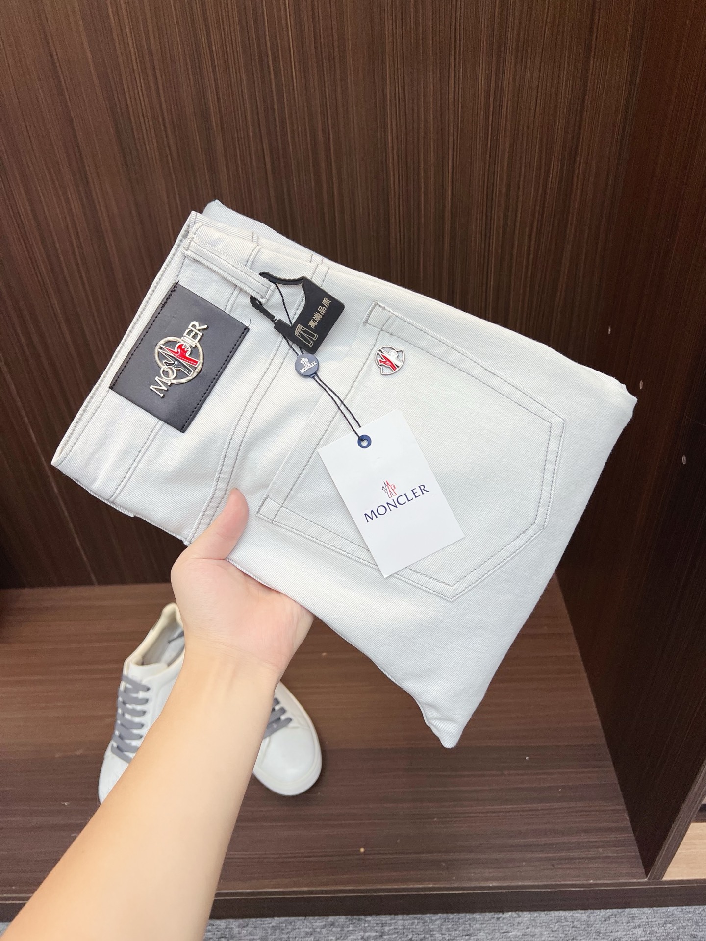 NO:682510,Men's denim jeans, official album and poster outfit!  High-grade imported denim raw color fabrics are supplied to customers, and the pure 13oz denim fabrics from Okayama, Japan are specially selected. Heavy-duty environmentally friendly plant enzyme washing process is used. The texture has a light retro color, which is quite beautiful and is very suitable for autumn and winter color matching. The fabric is soft and delicate after washing, but has strong bones and a slight stretch, providing an excellent comfortable experience. There is no damage from any technological elements throughout the body, retaining the purest tannin color!  The details throughout the body are perfect, exquisite and sophisticated. The latest leather label on the waist highlights the brand's characteristics. The hardware accessories, leather label and wiring all reflect the craftsmanship!  The silhouette is perfectly tailored and has excellent butt lift and slimming effect. It can be easily matched with any top in the wardrobe. It has wide compatibility and is suitable for various daily wear. The upper body is full of style. It is a must-have trousers for those who are obsessed with quality control and 1V!  Size 29-38 (not 35.37),,Moncler,jeans,19860909蒙口 男士丹宁牛仔裤,官宣画册海报穿搭款！ 客供高级进口的丹宁原色面料,特选日本冈山纯正13oz 盎司牛仔布料,重磅环保植物酵素水洗工艺,肌理有着淡淡的复古色彩,相当漂亮,极符合秋冬的配色,面料经过水洗后柔软细腻,但筋骨感极强,且略带弹力,提供了绝佳的舒适体验,通身无任何工艺元素破坏,保留了最纯粹的丹宁本色！通身细节完美如斯,精湛且考究,最新的腰部皮标彰显了品牌特质,五金配件、皮标、走线无不体现出匠心工艺！版型剪裁完美,提臀修身效果绝佳,可轻松横扫衣橱任何的上装搭配,兼容性广泛,满足于日常各种穿搭,上身型款十足,于品质控及1V迷控者必入型裤装！ 尺码29—38（没35.37）,,Moncler,jeans,,Men's clothing