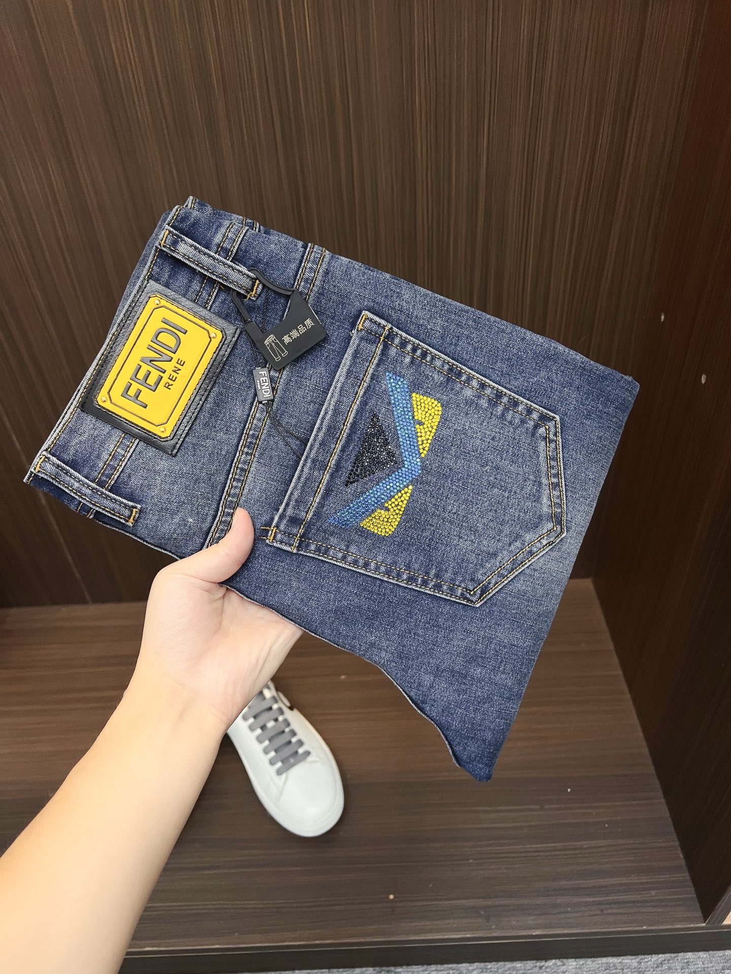 NO:682507,FENDI Fendi Men's Denim Jeans, Official Announcement Album and Poster Style!  High-grade imported denim raw color fabrics are supplied to customers, and the pure 13oz denim fabrics from Okayama, Japan are specially selected. Heavy-duty environmentally friendly plant enzyme washing process is used. The texture has a light retro color, which is quite beautiful and is very suitable for autumn and winter color matching. The fabric is soft and delicate after washing, but has strong bones and a slight stretch, providing an excellent comfortable experience. There is no damage from any technological elements throughout the body, retaining the purest tannin color!  The details throughout the body are perfect, exquisite and sophisticated. The latest leather label on the waist highlights the brand's characteristics. The hardware accessories, leather label and wiring all reflect the craftsmanship!  The silhouette is perfectly tailored and has excellent butt lift and slimming effect. It can be easily matched with any top in the wardrobe. It has wide compatibility and is suitable for various daily wear. The upper body is full of style. It is a must-have trousers for those who are obsessed with quality control and 1V!  Sizes 29-38 (not 35.37),,fendi,fendi,jeans,19860909FENDI 芬迪 男士丹宁牛仔裤,官宣画册海报穿搭款！ 客供高级进口的丹宁原色面料,特选日本冈山纯正13oz 盎司牛仔布料,重磅环保植物酵素水洗工艺,肌理有着淡淡的复古色彩,相当漂亮,极符合秋冬的配色,面料经过水洗后柔软细腻,但筋骨感极强,且略带弹力,提供了绝佳的舒适体验,通身无任何工艺元素破坏,保留了最纯粹的丹宁本色！通身细节完美如斯,精湛且考究,最新的腰部皮标彰显了品牌特质,五金配件、皮标、走线无不体现出匠心工艺！版型剪裁完美,提臀修身效果绝佳,可轻松横扫衣橱任何的上装搭配,兼容性广泛,满足于日常各种穿搭,上身型款十足,于品质控及1V迷控者必入型裤装！ 尺码29—38（没35.37）,,fendi,fendi,jeans,,Men's clothing