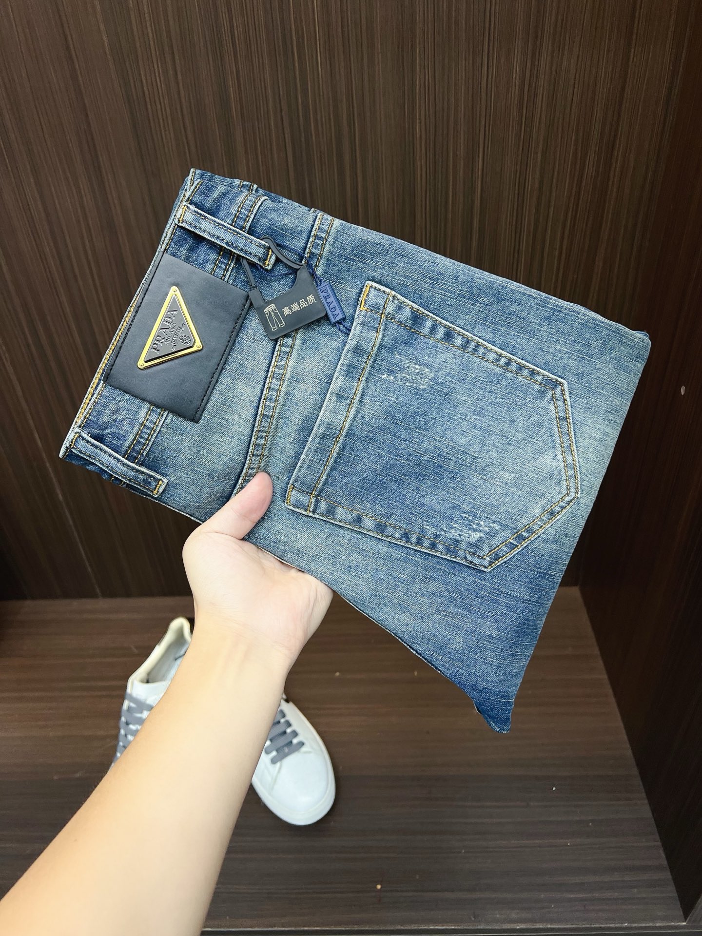 NO:682504,PRADA Men's denim jeans, official album and poster outfit!  High-grade imported denim raw color fabrics are supplied to customers, and the pure 13oz denim fabrics from Okayama, Japan are specially selected. Heavy-duty environmentally friendly plant enzyme washing process is used. The texture has a light retro color, which is quite beautiful and is very suitable for autumn and winter color matching. The fabric is soft and delicate after washing, but has strong bones and a slight stretch, providing an excellent comfortable experience. There is no damage from any technological elements throughout the body, retaining the purest tannin color!  The details throughout the body are perfect, exquisite and sophisticated. The latest leather label on the waist highlights the brand's characteristics. The hardware accessories, leather label and wiring all reflect the craftsmanship!  The silhouette is perfectly tailored and has excellent butt lift and slimming effect. It can be easily matched with any top in the wardrobe. It has wide compatibility and is suitable for various daily wear. The upper body is full of style. It is a must-have trousers for those who are obsessed with quality control and 1V!  Size 29-38 (not 35.37),, prada, prada, jeans,19860909PRADA 普拉达 男士丹宁牛仔裤,官宣画册海报穿搭款！ 客供高级进口的丹宁原色面料,特选日本冈山纯正13oz 盎司牛仔布料,重磅环保植物酵素水洗工艺,肌理有着淡淡的复古色彩,相当漂亮,极符合秋冬的配色,面料经过水洗后柔软细腻,但筋骨感极强,且略带弹力,提供了绝佳的舒适体验,通身无任何工艺元素破坏,保留了最纯粹的丹宁本色！通身细节完美如斯,精湛且考究,最新的腰部皮标彰显了品牌特质,五金配件、皮标、走线无不体现出匠心工艺！版型剪裁完美,提臀修身效果绝佳,可轻松横扫衣橱任何的上装搭配,兼容性广泛,满足于日常各种穿搭,上身型款十足,于品质控及1V迷控者必入型裤装！ 尺码29—38（没35.37）,,prada,prada,jeans,,Men's clothing