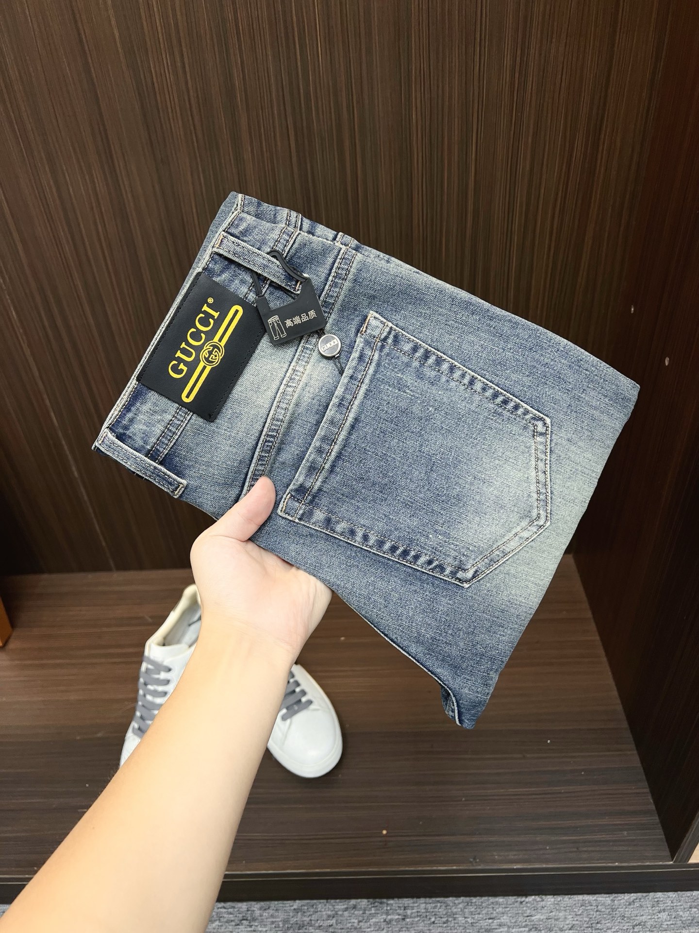 NO:682498,GUCCI men's denim jeans, official album and poster outfit style!  High-grade imported denim raw color fabrics are supplied to customers, and the pure 13oz denim fabrics from Okayama, Japan are specially selected. Heavy-duty environmentally friendly plant enzyme washing process is used. The texture has a light retro color, which is quite beautiful and is very suitable for autumn and winter color matching. The fabric is soft and delicate after washing, but has strong bones and a slight stretch, providing an excellent comfortable experience. There is no damage from any technological elements throughout the body, retaining the purest tannin color!  The details throughout the body are perfect, exquisite and sophisticated. The latest leather label on the waist highlights the brand's characteristics. The hardware accessories, leather label and wiring all reflect the craftsmanship!  The silhouette is perfectly tailored and has excellent butt lift and slimming effect. It can be easily matched with any top in the wardrobe. It has wide compatibility and is suitable for various daily wear. The upper body is full of style. It is a must-have trousers for those who are obsessed with quality control and 1V!  Size 29-38 (not 35.37),,gucci,jeans,19860909GUCCI 古奇 男士丹宁牛仔裤,官宣画册海报穿搭款！ 客供高级进口的丹宁原色面料,特选日本冈山纯正13oz 盎司牛仔布料,重磅环保植物酵素水洗工艺,肌理有着淡淡的复古色彩,相当漂亮,极符合秋冬的配色,面料经过水洗后柔软细腻,但筋骨感极强,且略带弹力,提供了绝佳的舒适体验,通身无任何工艺元素破坏,保留了最纯粹的丹宁本色！通身细节完美如斯,精湛且考究,最新的腰部皮标彰显了品牌特质,五金配件、皮标、走线无不体现出匠心工艺！版型剪裁完美,提臀修身效果绝佳,可轻松横扫衣橱任何的上装搭配,兼容性广泛,满足于日常各种穿搭,上身型款十足,于品质控及1V迷控者必入型裤装！ 尺码29—38（没35.37）,,gucci,jeans,,Men's clothing
