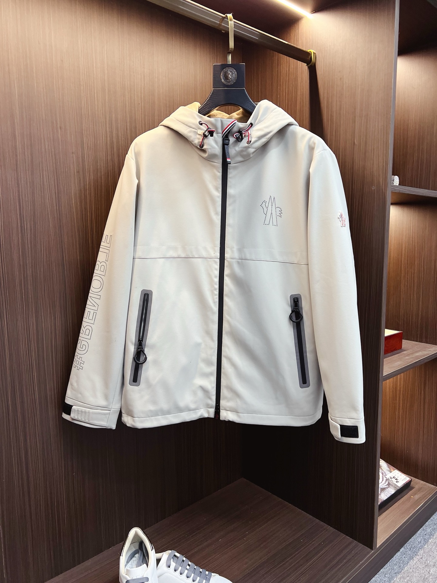 NO:600704,Mengkou 2025 autumn and winter counter new casual fashionable jacket. Ultra-avant-garde design style. Brand logo heavily embellished design. Delicate and comfortable. Very light to wear and not easy to wrinkle. Multiple craftsmanship. The overall design is quite visual. The upper body is casual and stylish, with a certain degree of stiffness. It is definitely recommended for the temperament that is at the forefront of fashion. It is a must-have for urban leisure. Size M-3XL,,Moncler,jackets & coats,jackets & coats,alexander wang19860909蒙口 2025秋冬专柜新款休闲时尚夹克外套 超前卫设计风格 品牌logo重工点缀设计 细腻舒适 穿着非常轻便不易起皱.多重重工艺 整体的设计颇具视觉感,上身休闲有型,有一定的挺括度,绝对走在时尚最尖端的气质感推荐,都市休闲必备.尺码 M-3XL,,Moncler,jackets & coats,jackets & coats,alexander wang,Men's clothing