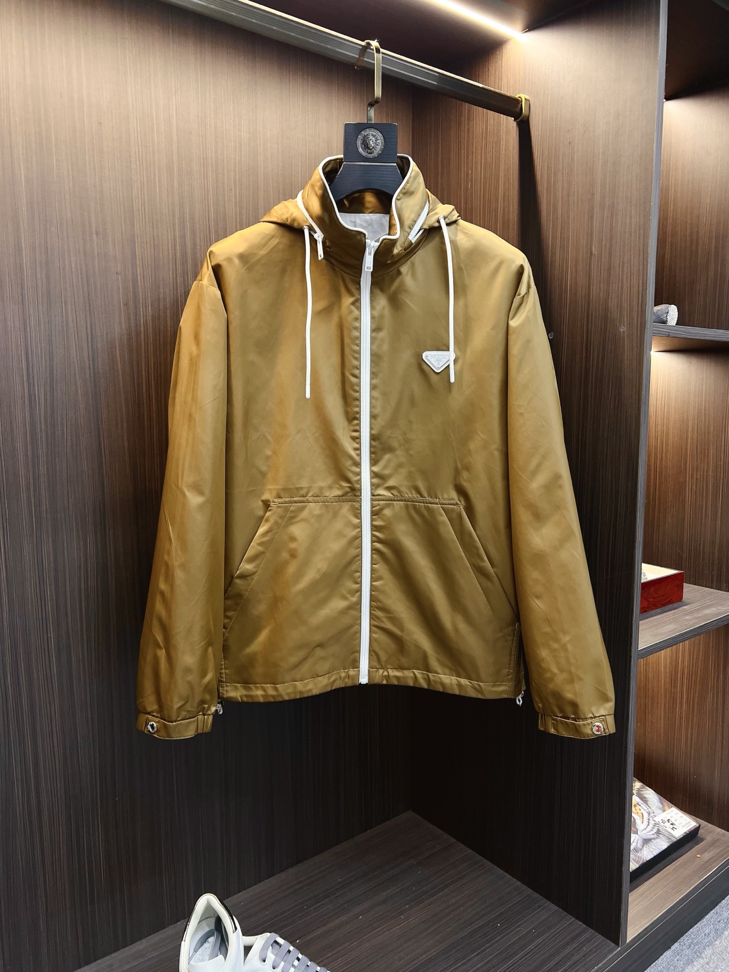 NO:600706,PRADA 2025 autumn and winter counter new casual fashion jacket, ultra-avant-garde design style, brand logo heavily embellished design, delicate and comfortable, very light to wear and not easy to wrinkle. Multiple craftsmanship. The overall design is quite visual, the upper body is casual and stylish, and has a certain degree of stiffness. It is definitely recommended for the temperament that is at the forefront of fashion, a must-have for urban leisure. Size M-3XL,, prada, prada, jackets & coats, jackets &  coats,alexander wang19860909PRADA 普拉达 2025秋冬专柜新款休闲时尚夹克外套 超前卫设计风格 品牌logo重工点缀设计 细腻舒适 穿着非常轻便不易起皱.多重重工艺 整体的设计颇具视觉感,上身休闲有型,有一定的挺括度,绝对走在时尚最尖端的气质感推荐,都市休闲必备.尺码 M-3XL,,prada,prada,jackets & coats,jackets & coats,alexander wang,Men's clothing