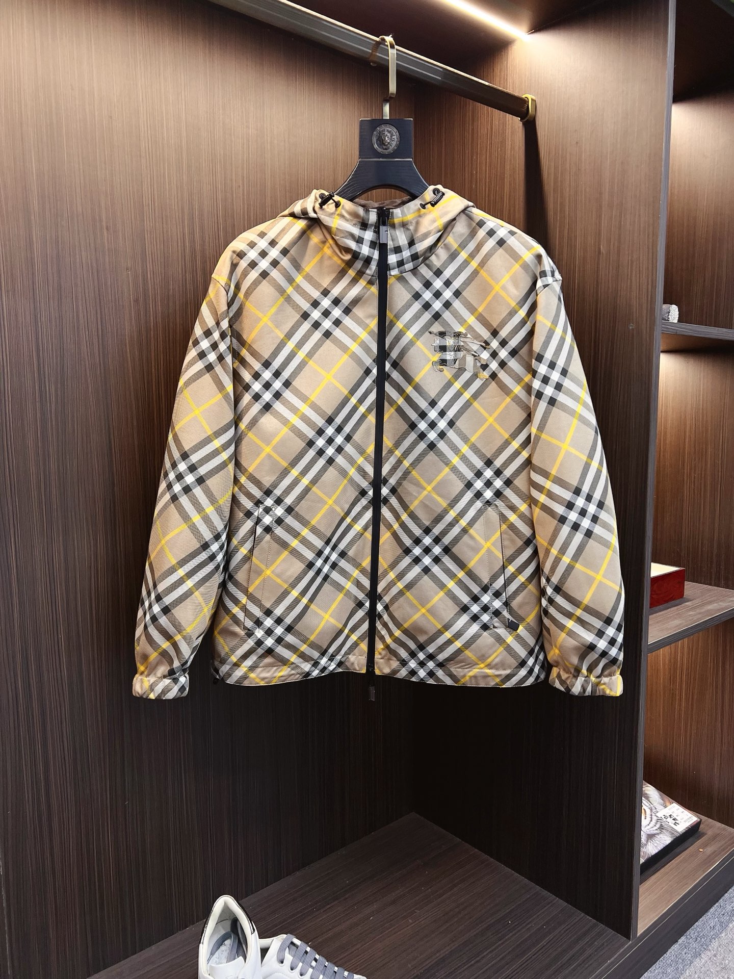 NO:600701,Burberry 2025 autumn and winter counter new casual and fashionable reversible jacket. Ultra-avant-garde design style. Brand logo heavily embellished design. Delicate and comfortable. Very light to wear and not easy to wrinkle. Multiple craftsmanship. The overall design is quite visual. The upper body is casual and stylish, with a certain degree of stiffness. It is definitely recommended for the temperament that is at the forefront of fashion. It is a must-have for urban leisure. Size M-3XL,,burberry,burberry,jackets & coats,jackets &  coats,alexander wang19860909Burberry 巴宝莉 2025秋冬专柜新款休闲时尚双面穿夹克外套 超前卫设计风格 品牌logo重工点缀设计 细腻舒适 穿着非常轻便不易起皱.多重重工艺 整体的设计颇具视觉感,上身休闲有型,有一定的挺括度,绝对走在时尚最尖端的气质感推荐,都市休闲必备.尺码 M-3XL,,burberry,burberry,jackets & coats,jackets & coats,alexander wang,Men's clothing