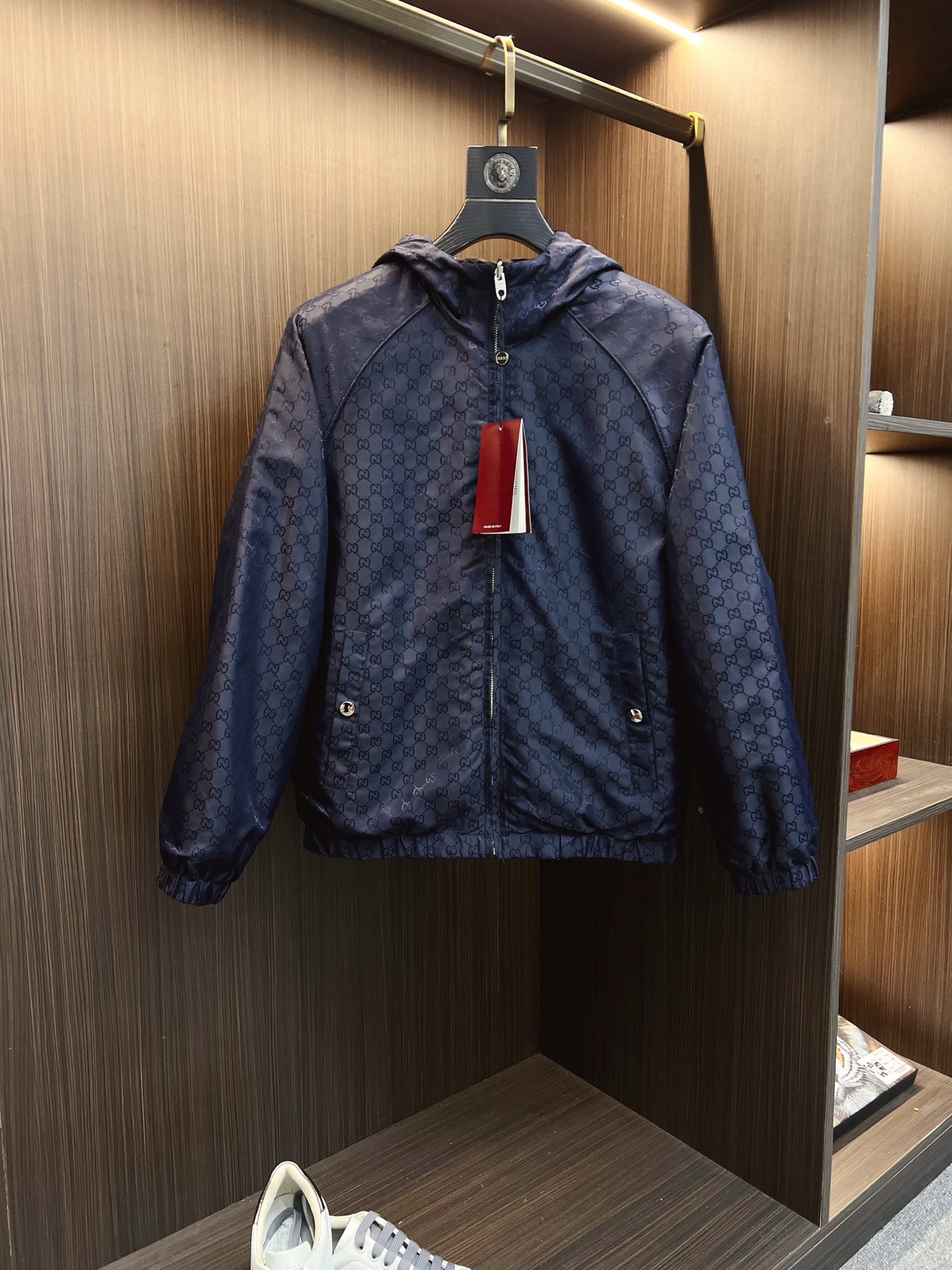 NO:600698,GUCCI Gucci 2025 autumn and winter counter new casual fashion double-sided jacket. Ultra-avant-garde design style. Brand logo heavily embellished design. Delicate and comfortable. Very light to wear and not easy to wrinkle. Multiple craftsmanship. The overall design is quite visual. The upper body is casual and stylish. It has a certain degree of stiffness. It is definitely recommended for the temperament that is at the forefront of fashion. It is a must-have for urban leisure. Sizes M-3XL,,gucci,jackets & coats,jackets &  coats,alexander wang19860909GUCCI 古奇 2025秋冬专柜新款休闲时尚双面穿夹克外套 超前卫设计风格 品牌logo重工点缀设计 细腻舒适 穿着非常轻便不易起皱.多重重工艺 整体的设计颇具视觉感,上身休闲有型,有一定的挺括度,绝对走在时尚最尖端的气质感推荐,都市休闲必备.尺码 M-3XL,,gucci,jackets & coats,jackets & coats,alexander wang,Men's clothing