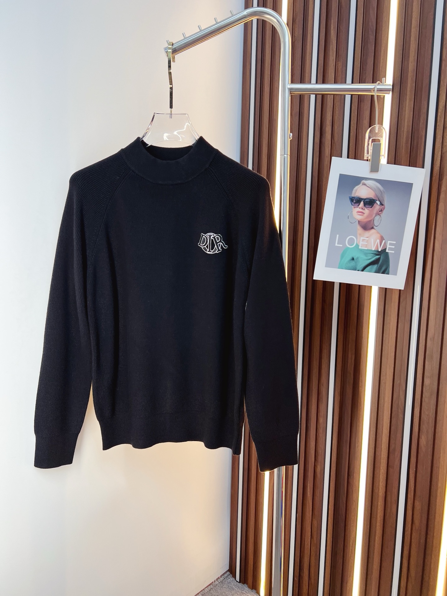 NO:598514,Dior Dior  The new 2025 autumn and winter men's wool sweaters are hot-selling items on sale at the counter. Every major fashion buyer and star has a versatile item. Simple and fashionable, it looks good, and the upper body is full of gentleman style. The whole sweater not only has exquisite texture and craftsmanship, but also the wiring is even and neat. The overall appearance is beautiful and generous.  It ensures that the silhouette of the clothes is not easily deformed. The customized wool fabric is neither very loose nor very tight, and has very good recovery properties. A fashion item that is both cold-resistant and fashionable in autumn and winter. M-3XL,, dior, dior, sweaters, alexander  wang19860909Dior 迪奥 2025秋冬新款男士羊毛针织衫,专柜在售爆款单品,各大时尚买手明星人手一件的百搭单品.简单时尚甚是好看,上身绅士范十足.整件毛衣不单纹理工艺精美,走线更是精工细作均匀整齐.整体美观大方保证了衣服的廓形不易变形.定制羊毛面料,既不会很宽松也不会很紧绷,恢复性非常好.秋冬御寒与时尚兼备的一款时装单品.M-3XL,,dior,dior,sweaters,alexander wang,Men's clothing