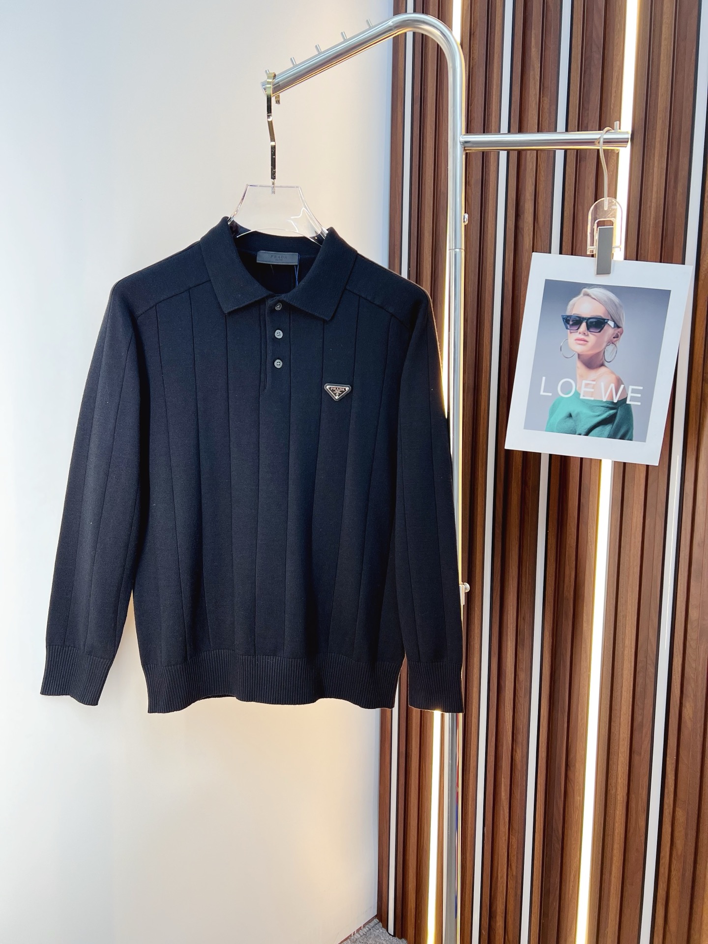 NO:598488,PRADA Prada  The new 2025 autumn and winter men's wool sweaters are hot-selling items on sale at the counter. Every major fashion buyer and star has a versatile item. Simple and fashionable, it looks good, and the upper body is full of gentleman style. The whole sweater not only has exquisite texture and craftsmanship, but also the wiring is even and neat. The overall appearance is beautiful and generous.  It proves that the silhouette of the clothes is not easy to deform. The customized wool fabric is neither very loose nor very tight, and has very good recovery. A fashion item that is both cold-resistant and fashionable in autumn and winter. M-3XL,, prada, prada, sweaters, alexander  wang19860909PRADA 普拉达 2025秋冬新款男士羊毛针织衫,专柜在售爆款单品,各大时尚买手明星人手一件的百搭单品.简单时尚甚是好看,上身绅士范十足.整件毛衣不单纹理工艺精美,走线更是精工细作均匀整齐.整体美观大方保证了衣服的廓形不易变形.定制羊毛面料,既不会很宽松也不会很紧绷,恢复性非常好.秋冬御寒与时尚兼备的一款时装单品.M-3XL,,prada,prada,sweaters,alexander wang,Men's clothing